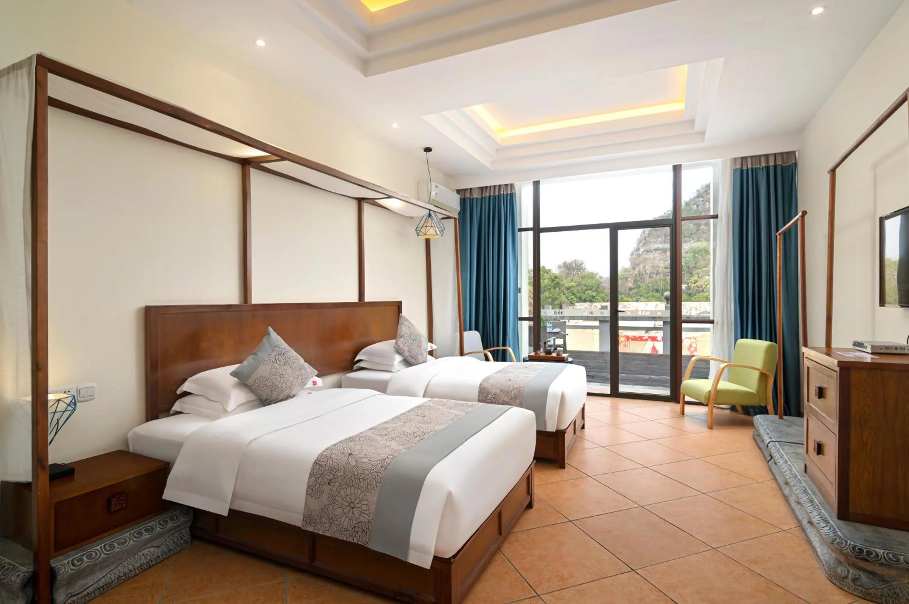 Bed in Guilin Crystal Crescent Moon Hotel