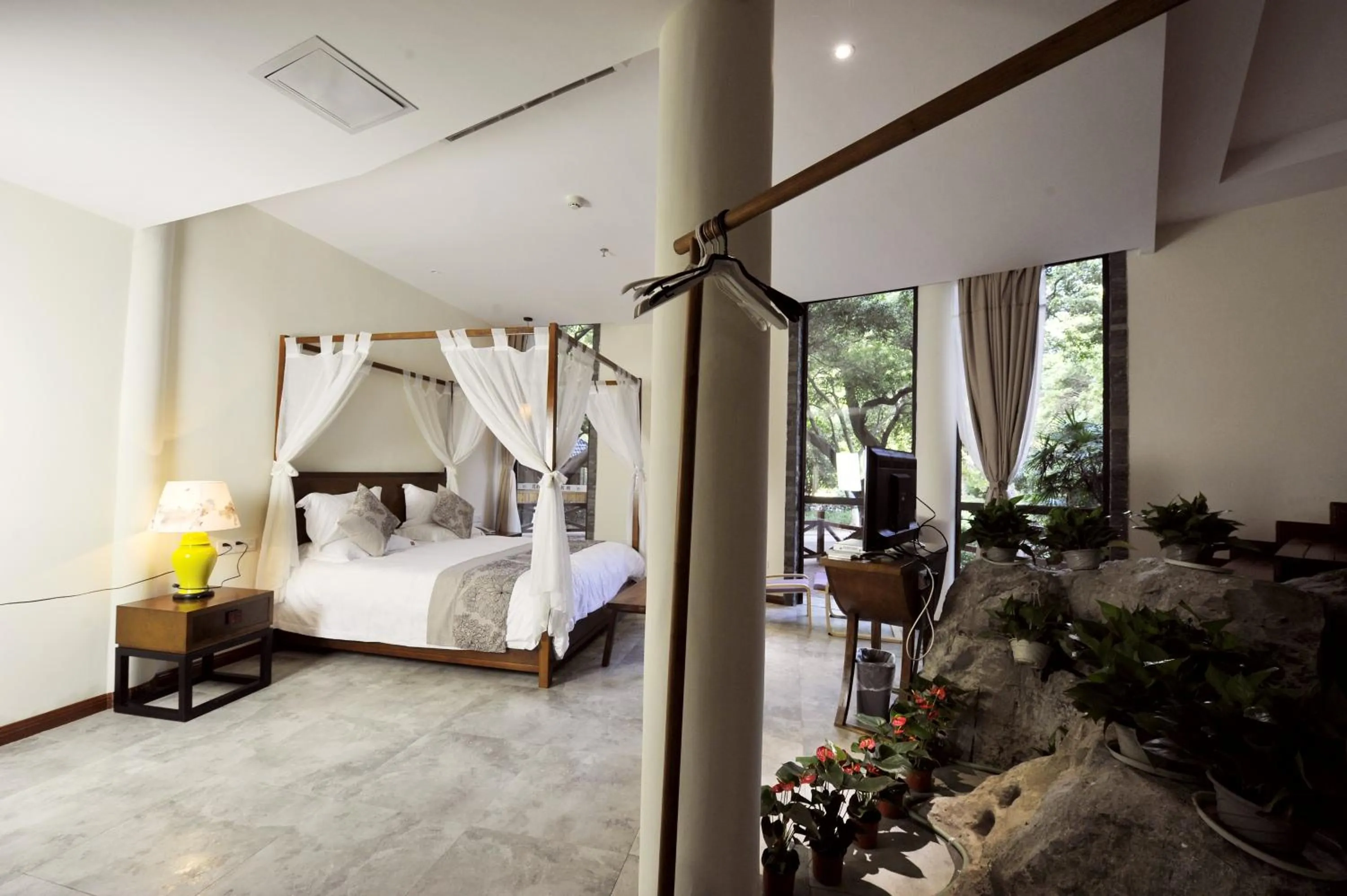 Photo of the whole room, Bed in Guilin Crystal Crescent Moon Hotel