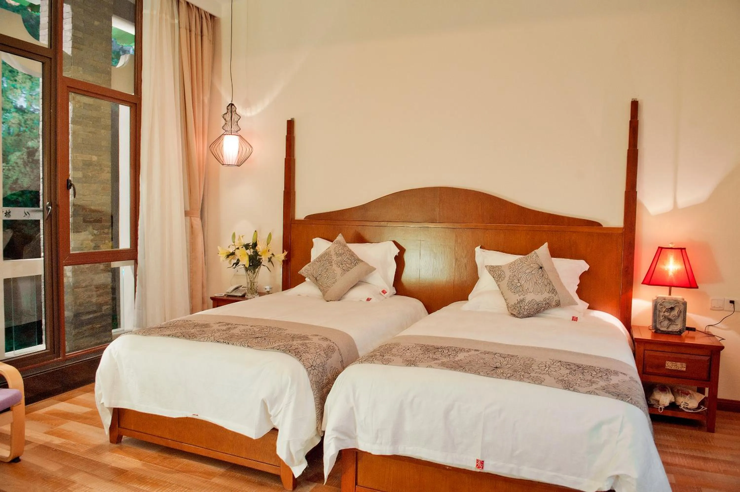 Photo of the whole room, Bed in Guilin Crystal Crescent Moon Hotel