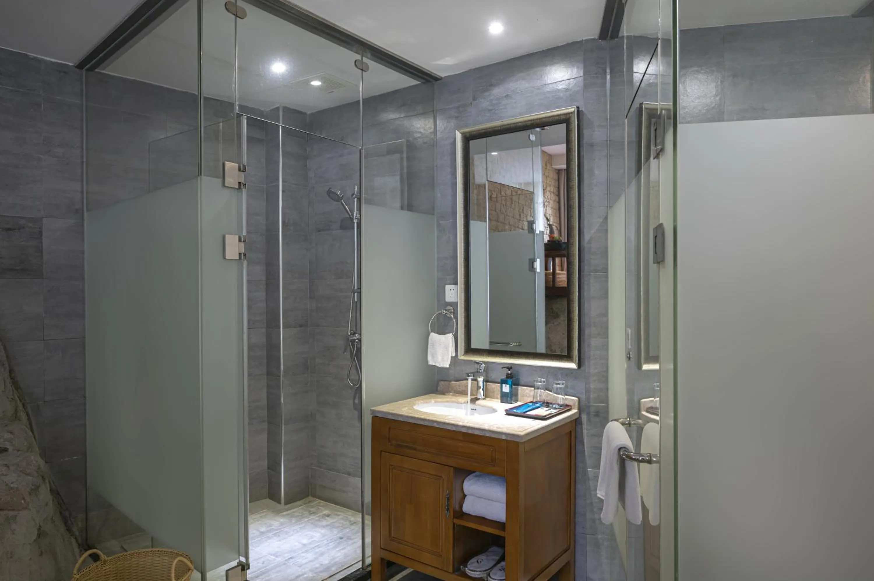 Shower in Guilin Crystal Crescent Moon Hotel