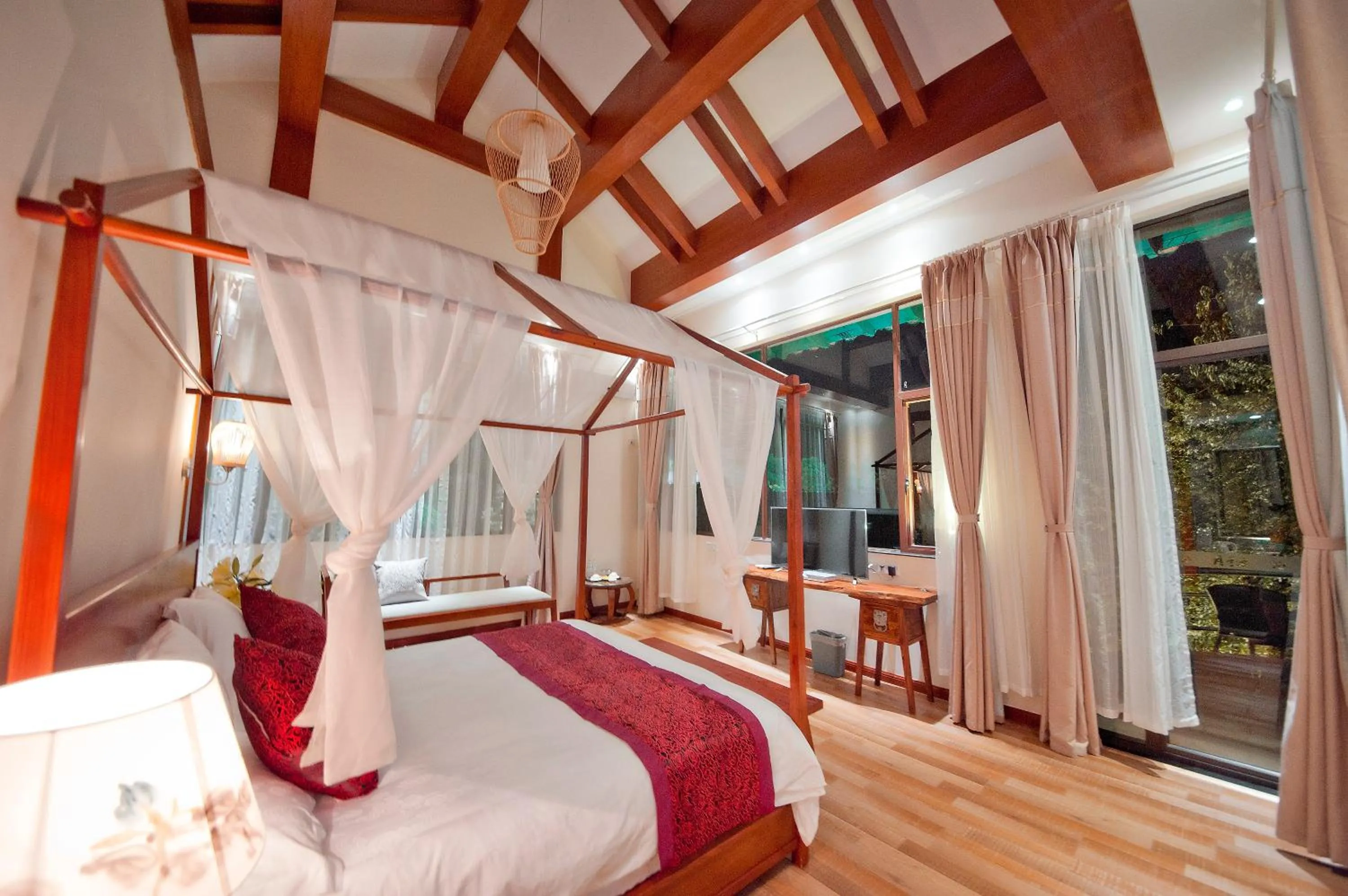 Night, Bed in Guilin Crystal Crescent Moon Hotel