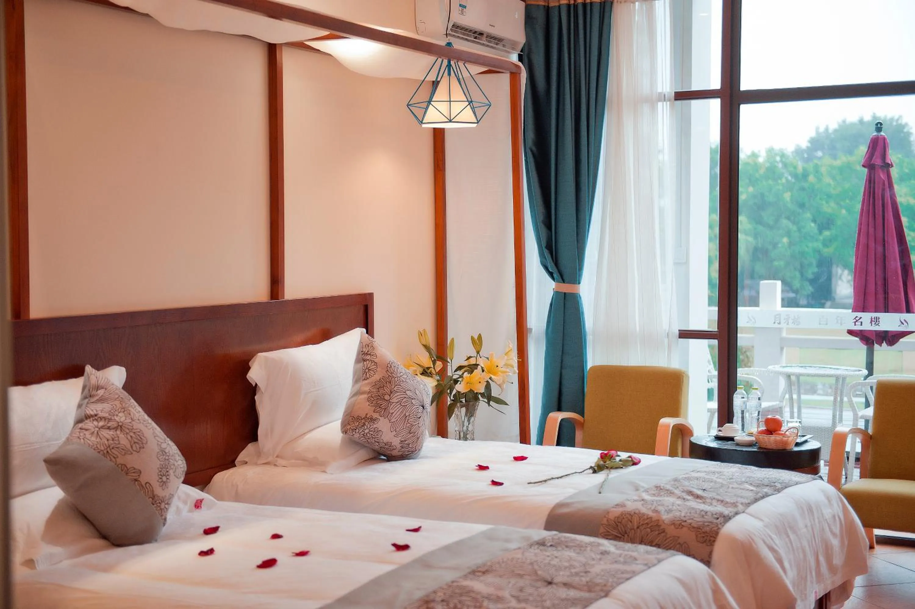 View (from property/room), Bed in Guilin Crystal Crescent Moon Hotel