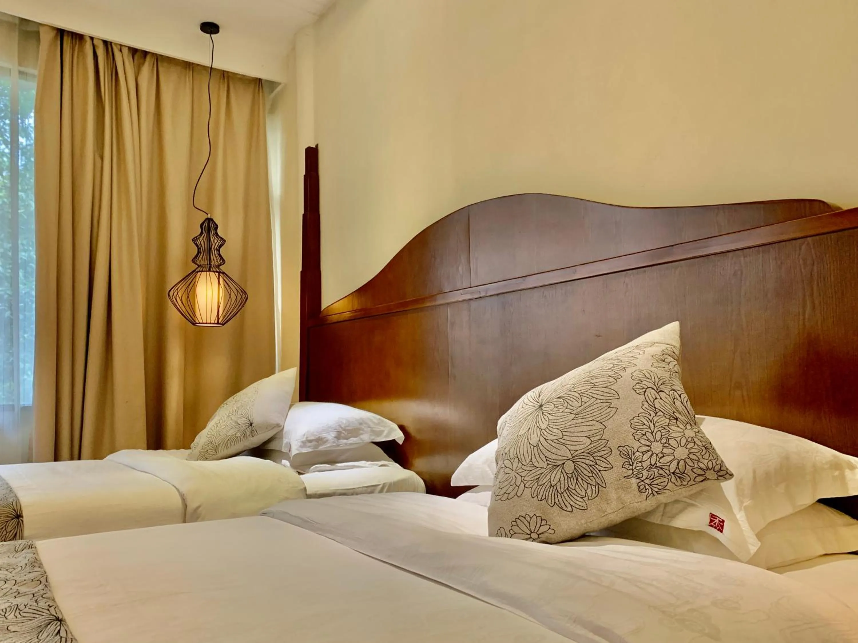 Bed in Guilin Crystal Crescent Moon Hotel