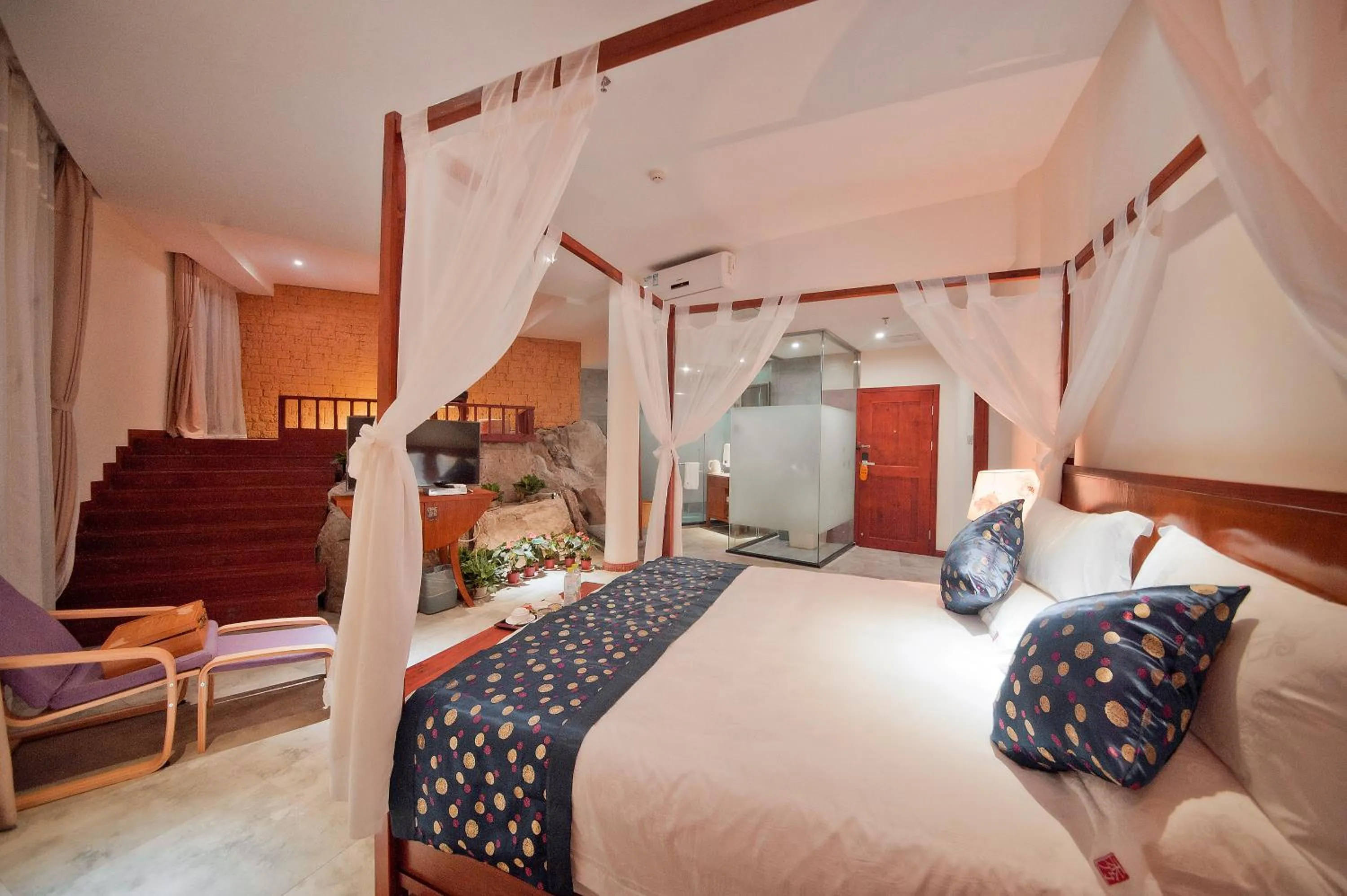 Photo of the whole room, Bed in Guilin Crystal Crescent Moon Hotel