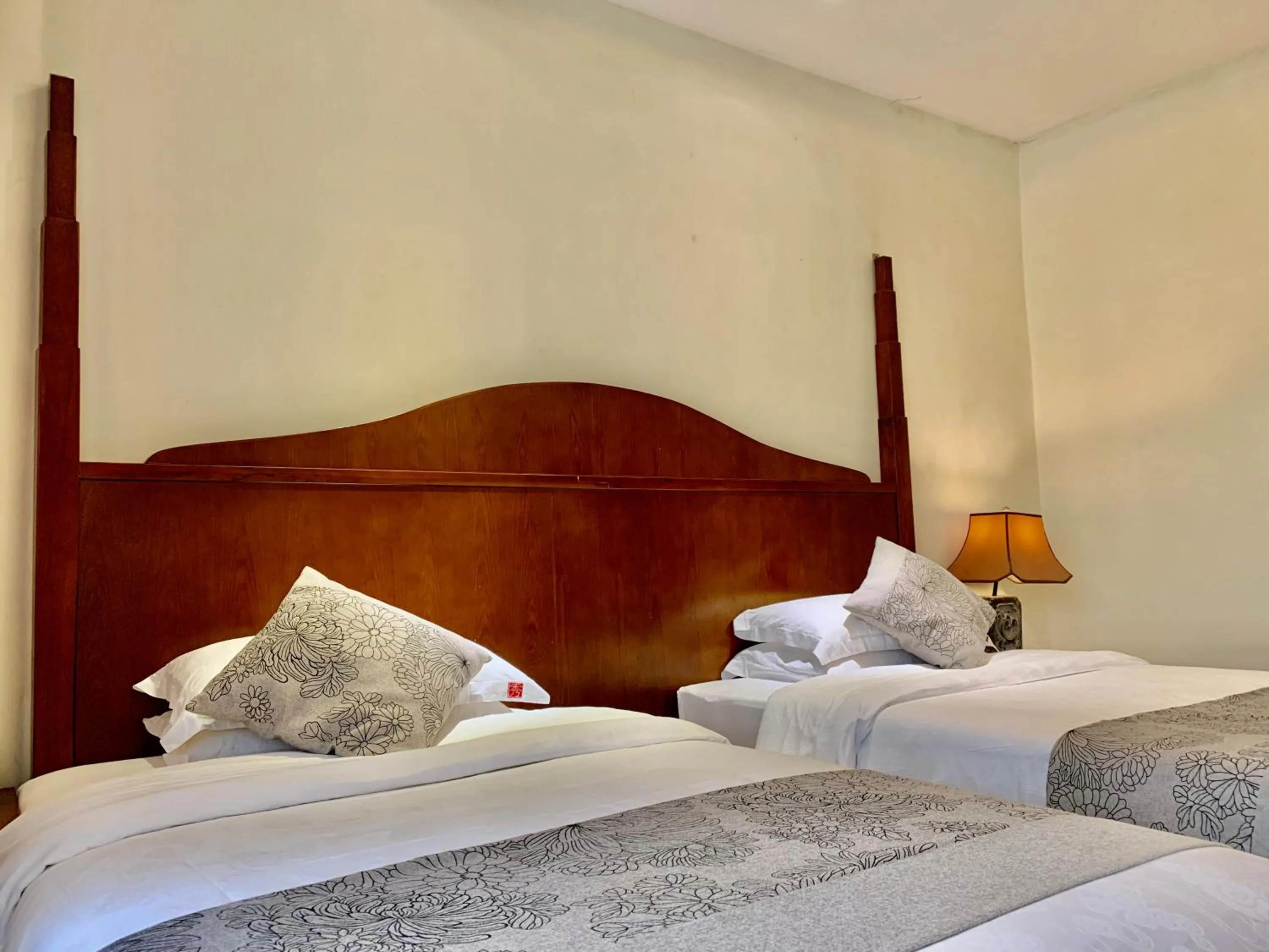 Bed in Guilin Crystal Crescent Moon Hotel