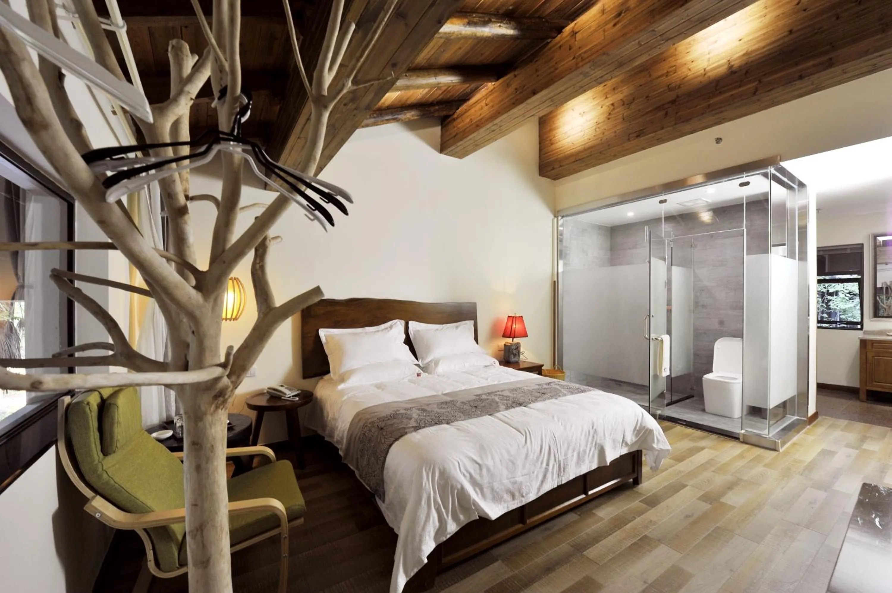 Toilet, Bed in Guilin Crystal Crescent Moon Hotel