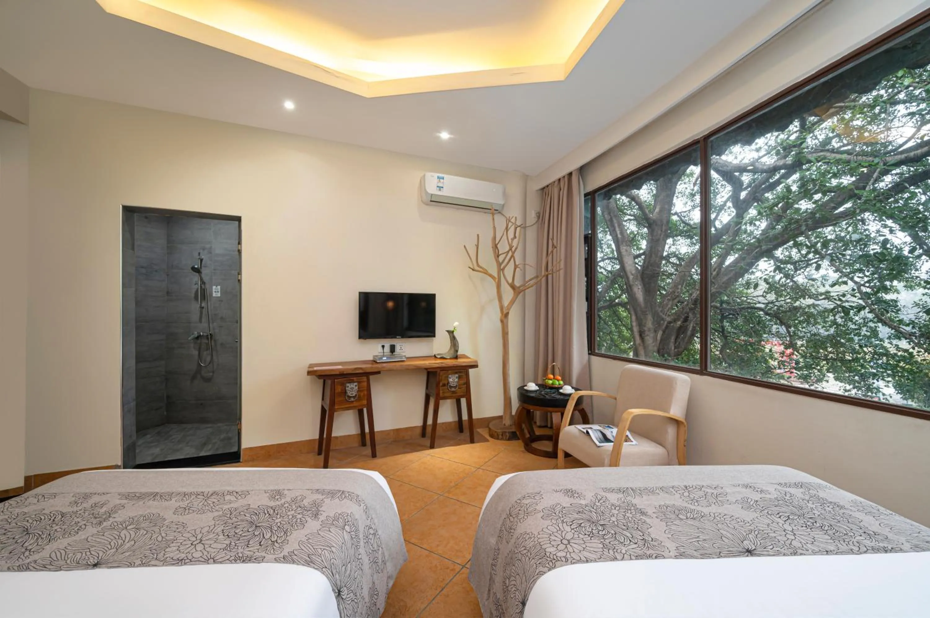 Photo of the whole room, Bed in Guilin Crystal Crescent Moon Hotel