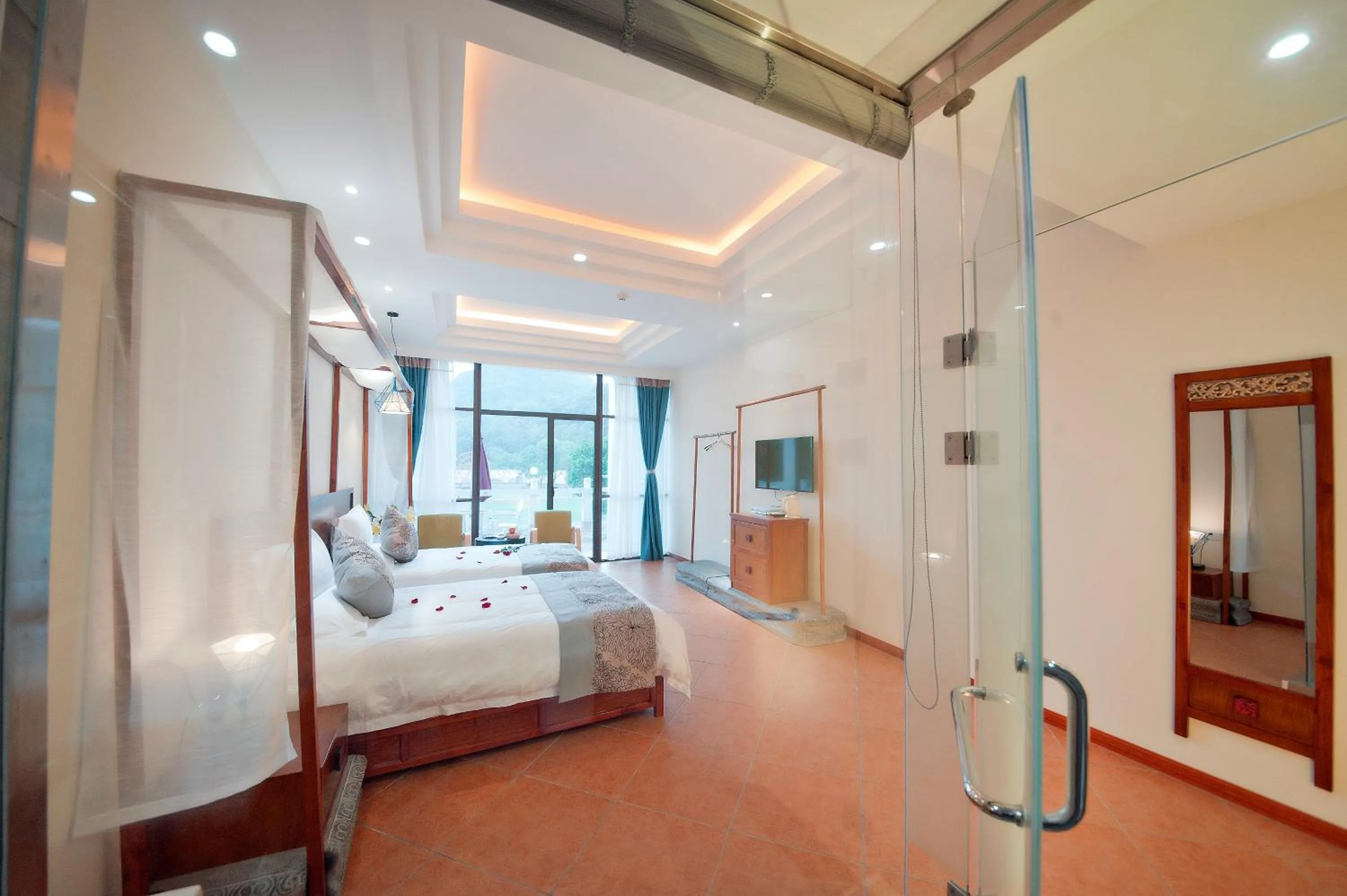 Photo of the whole room, Bed in Guilin Crystal Crescent Moon Hotel