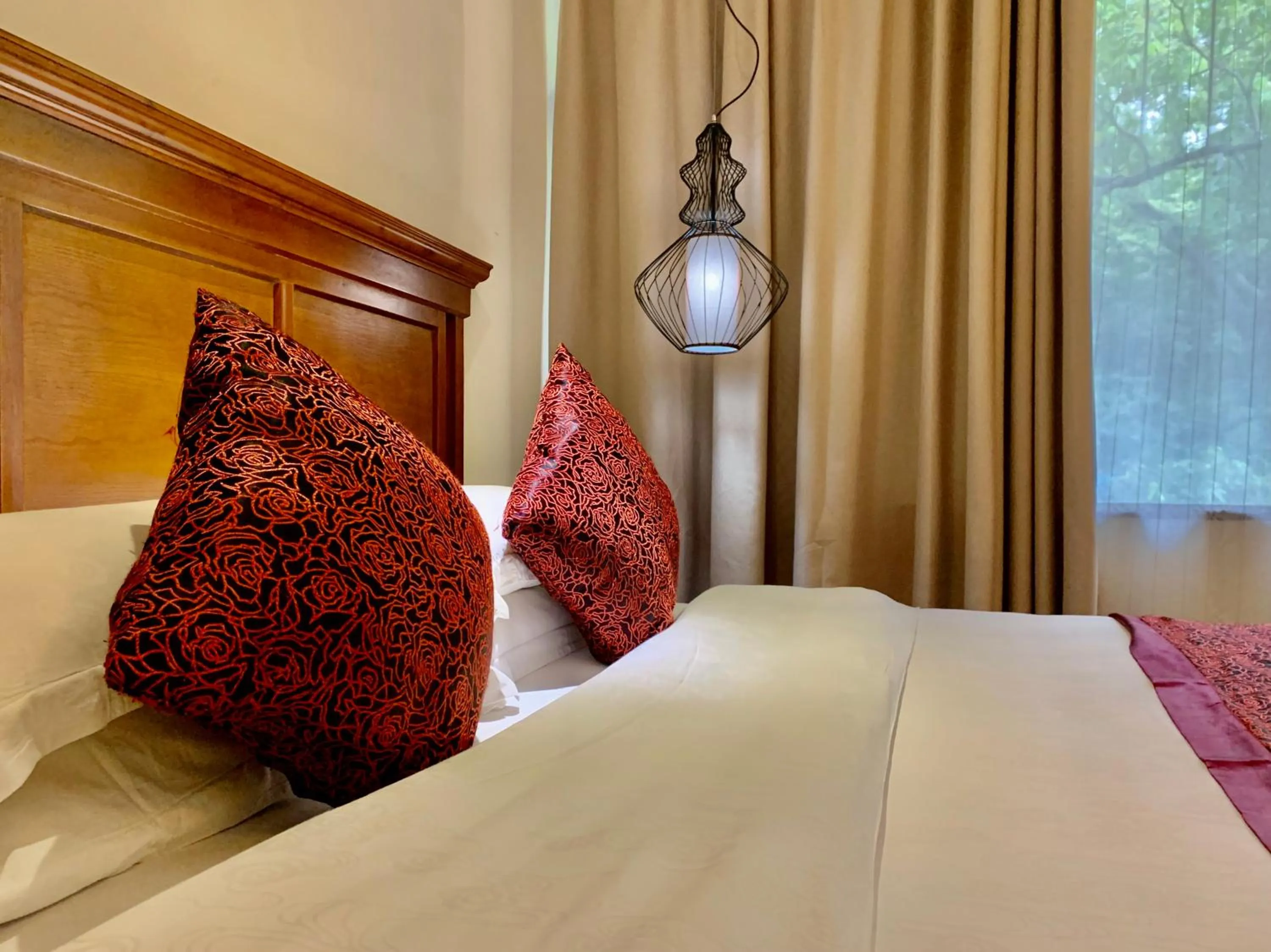 Bed in Guilin Crystal Crescent Moon Hotel