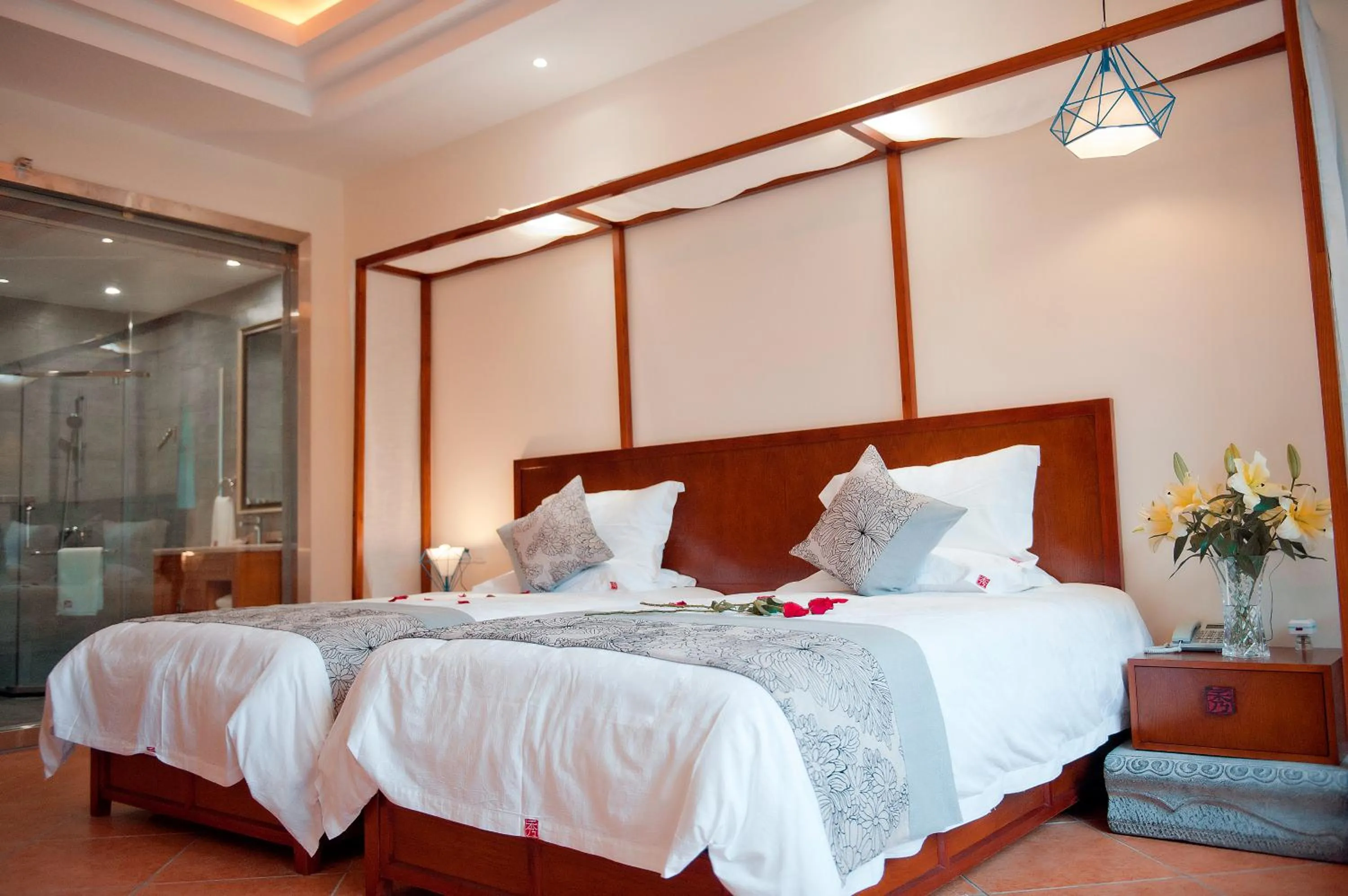 People, Bed in Guilin Crystal Crescent Moon Hotel