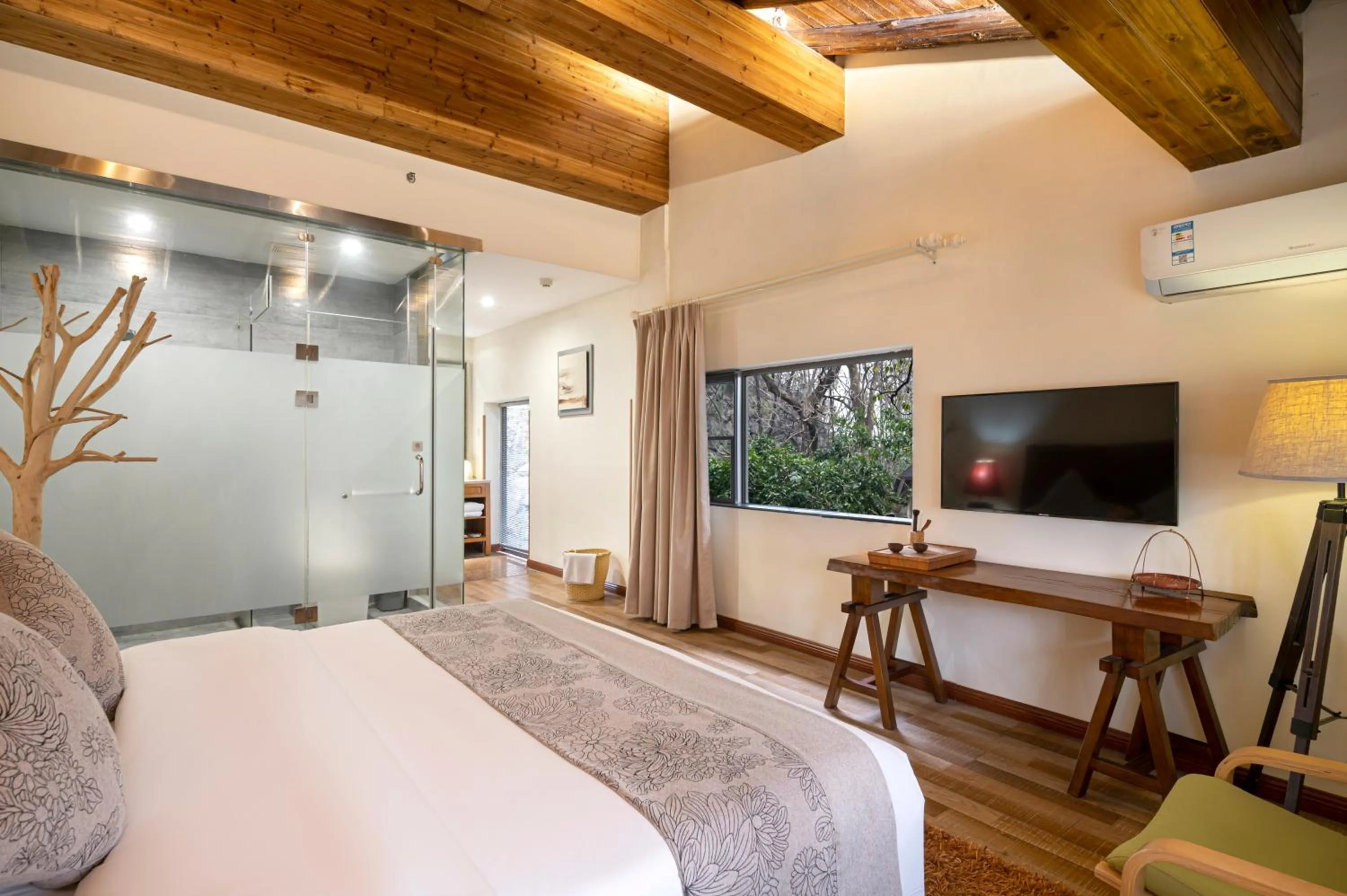 Bedroom, Bed in Guilin Crystal Crescent Moon Hotel