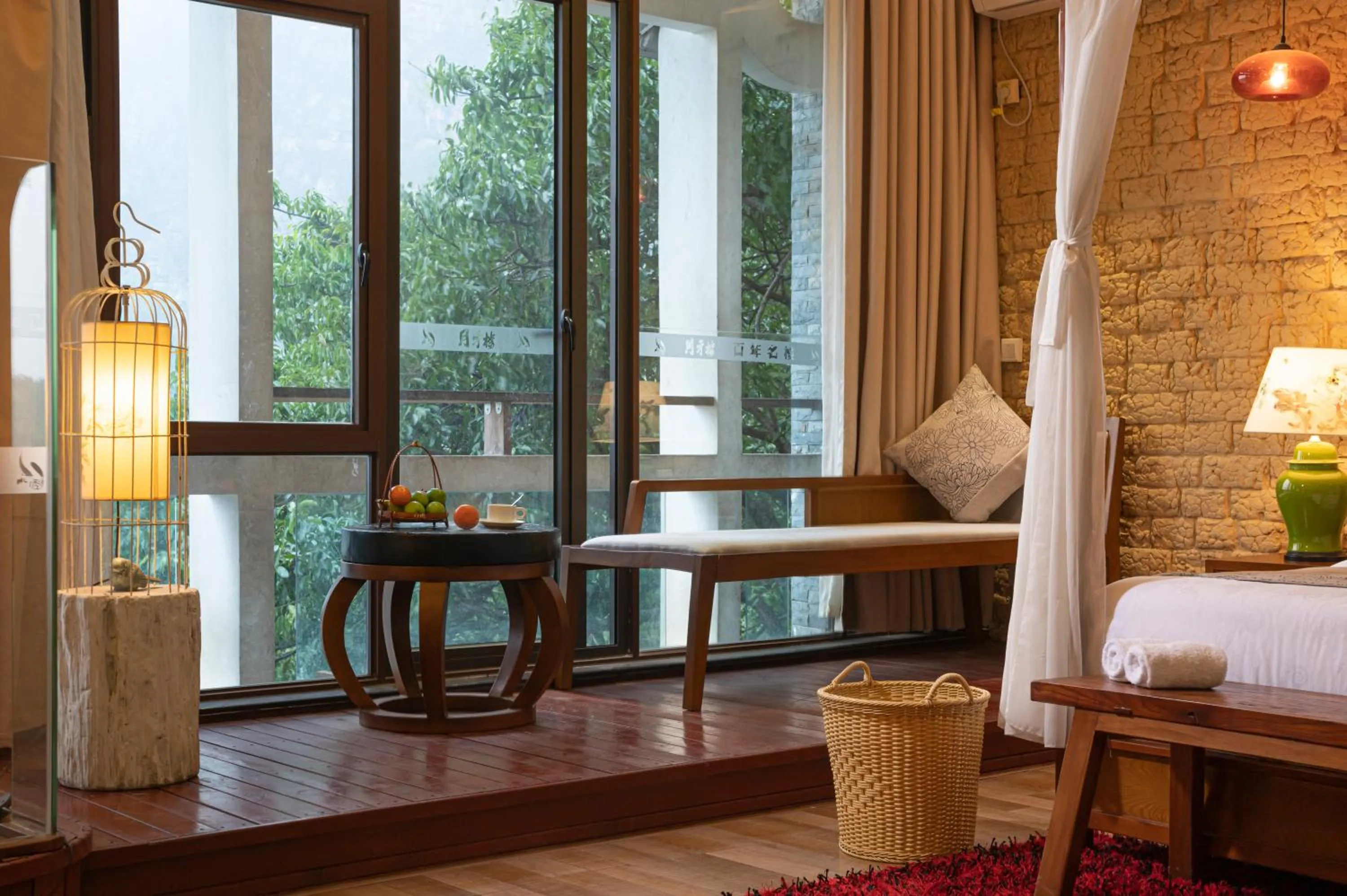 Photo of the whole room, Bed in Guilin Crystal Crescent Moon Hotel