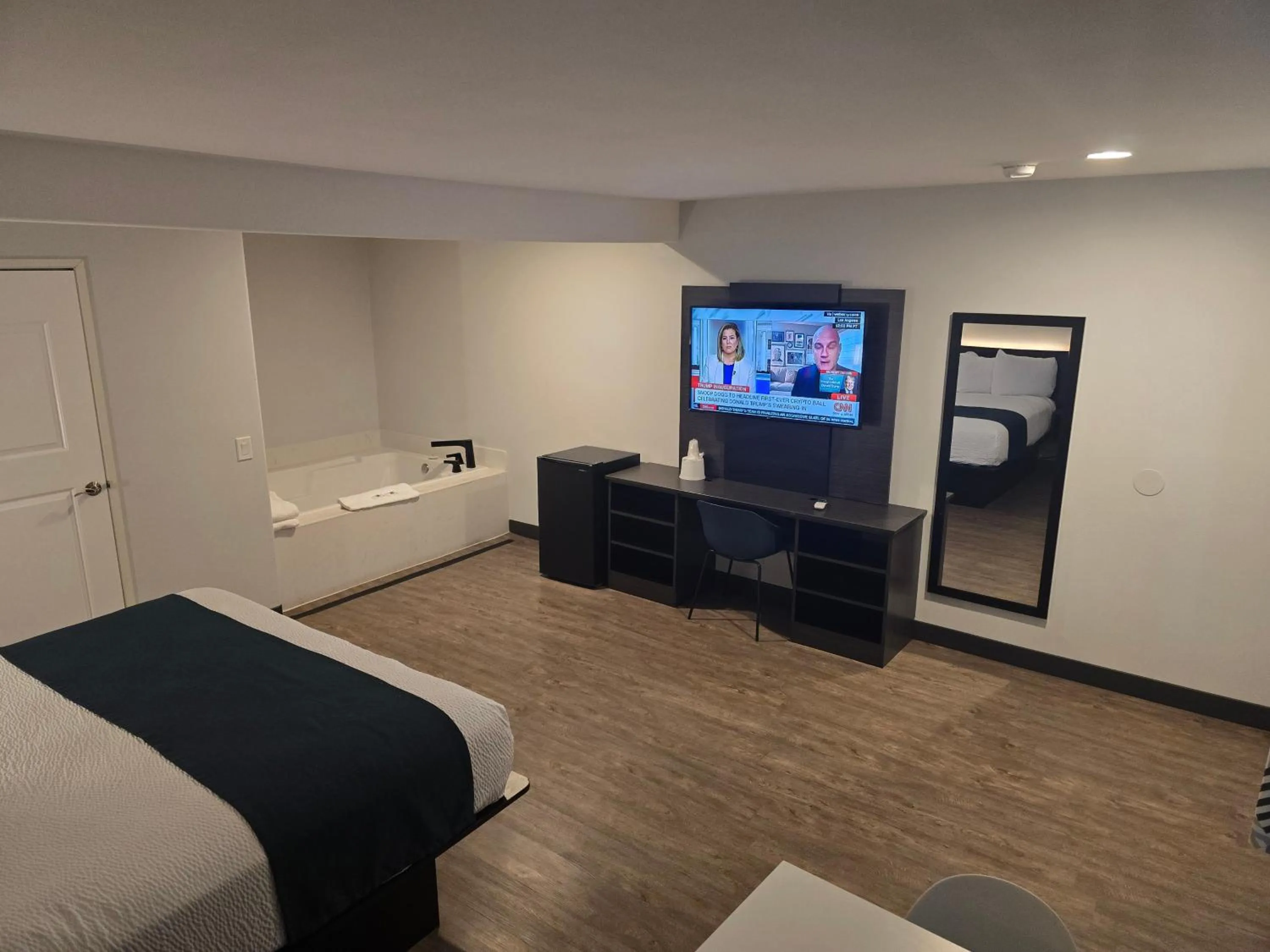 TV and multimedia, Bed in Motel 6 Los Angeles, CA - Downtown