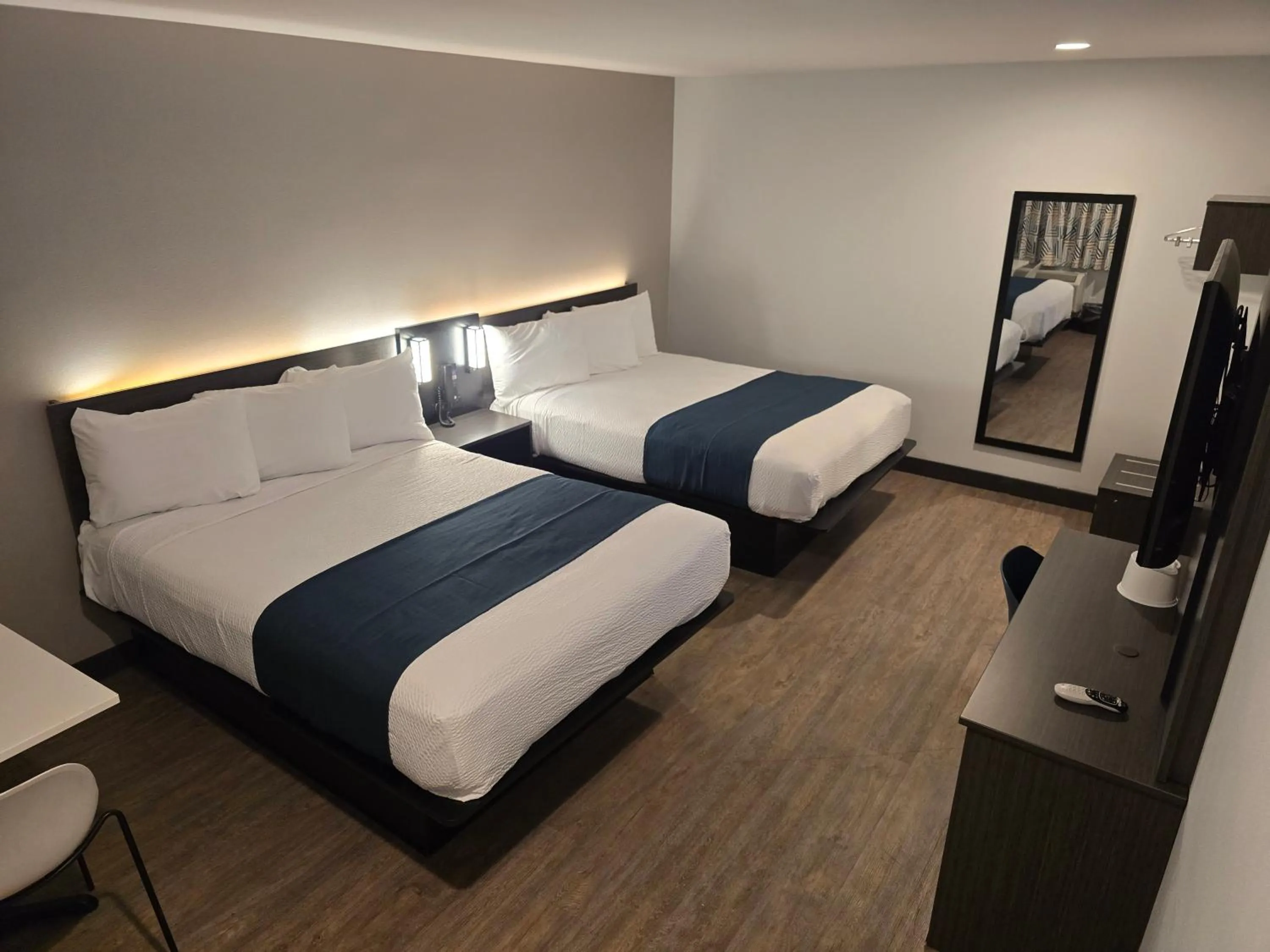 Bedroom, Bed in Motel 6 Los Angeles, CA - Downtown