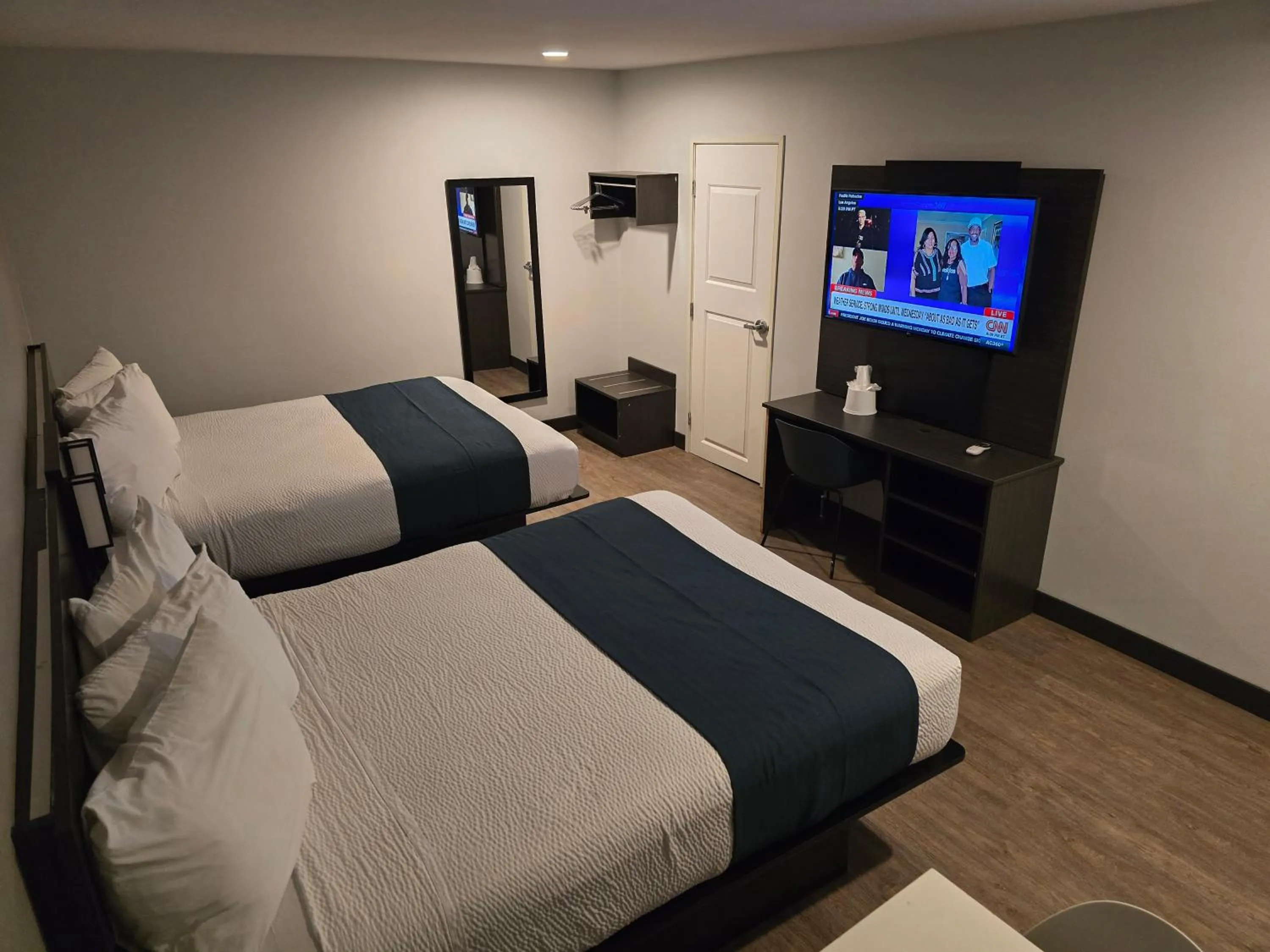 TV and multimedia, Bed in Motel 6 Los Angeles, CA - Downtown