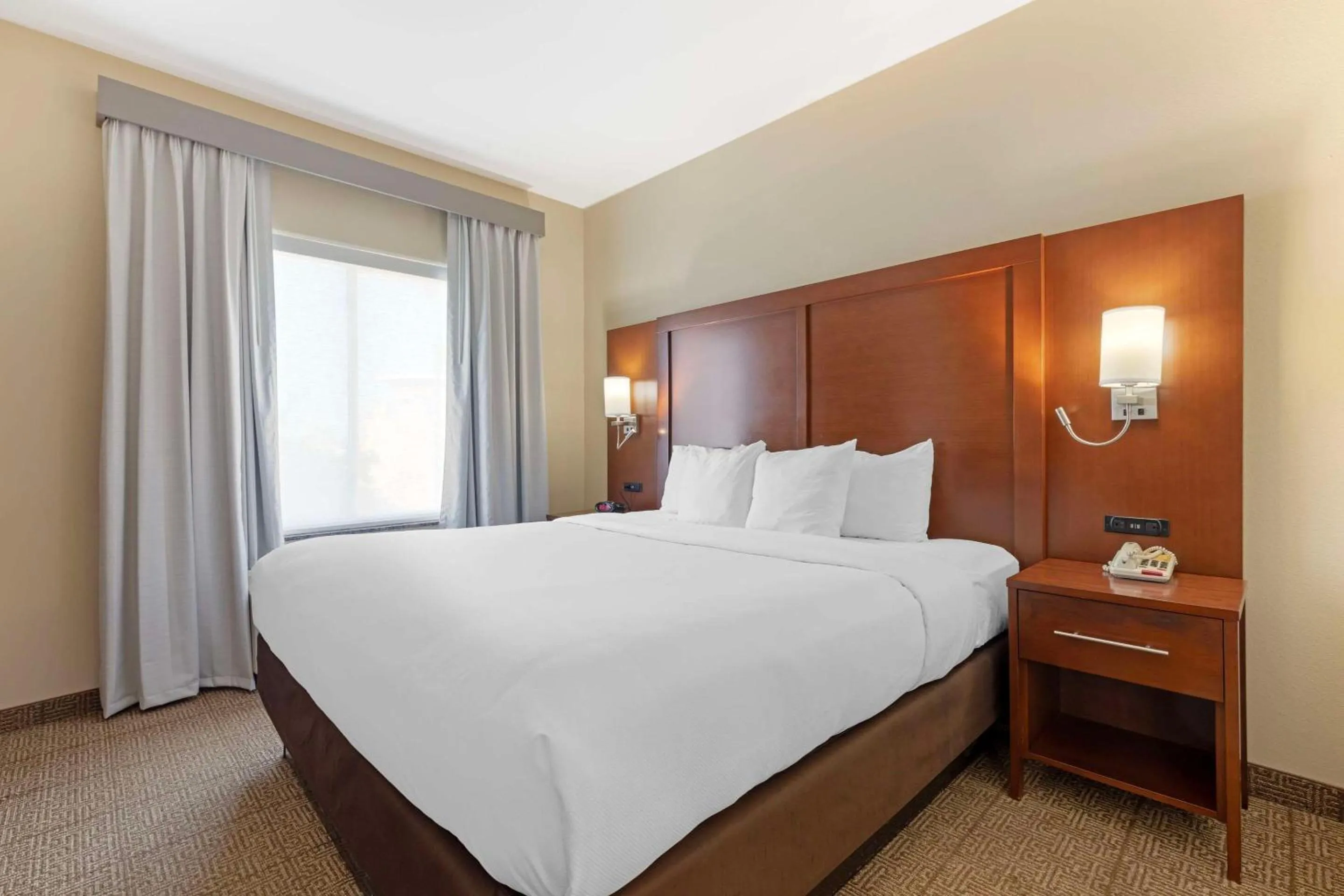 Bedroom, Bed in Comfort Suites West Dallas - Cockrell Hill