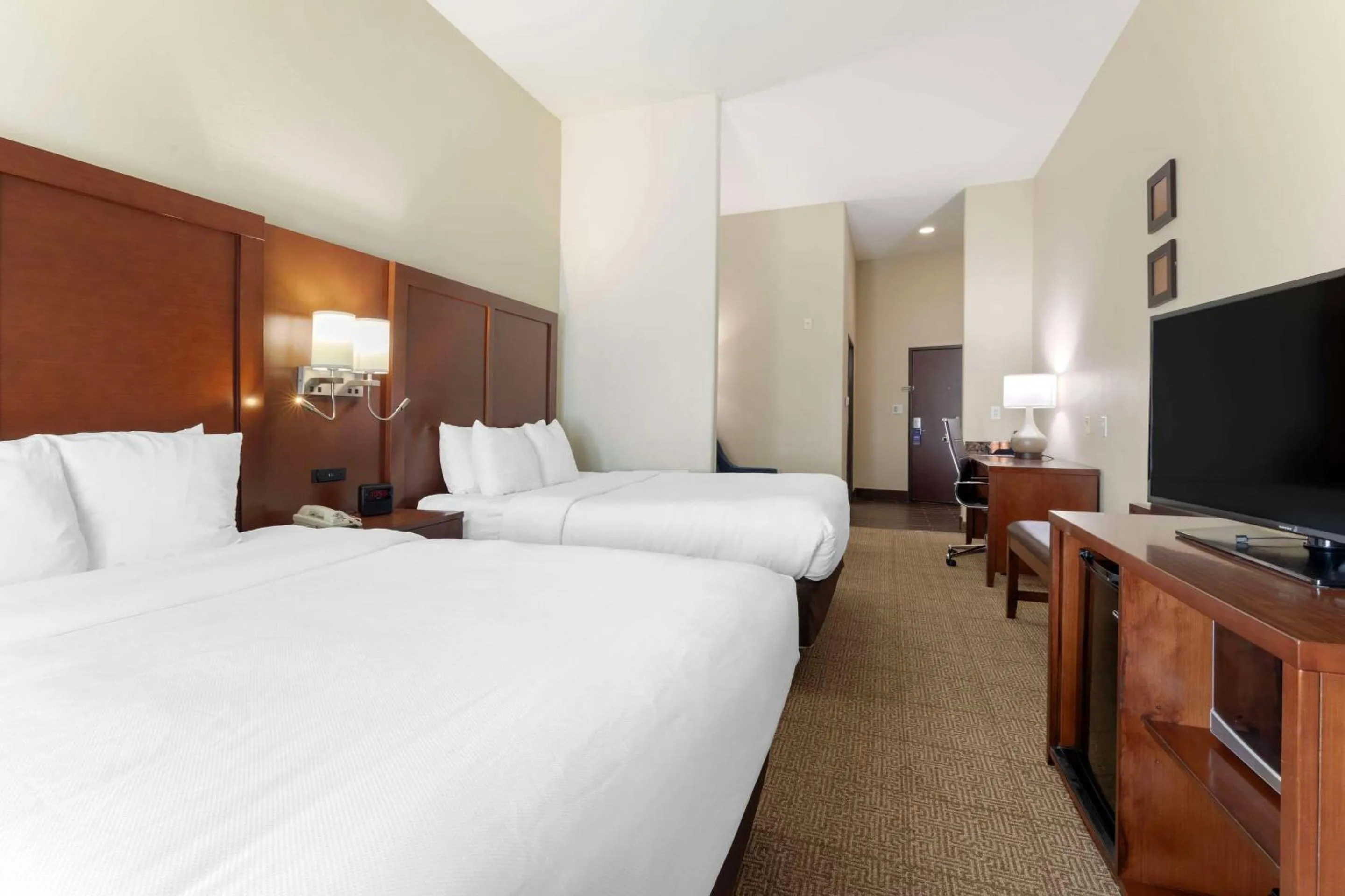 Bedroom, Bed in Comfort Suites West Dallas - Cockrell Hill