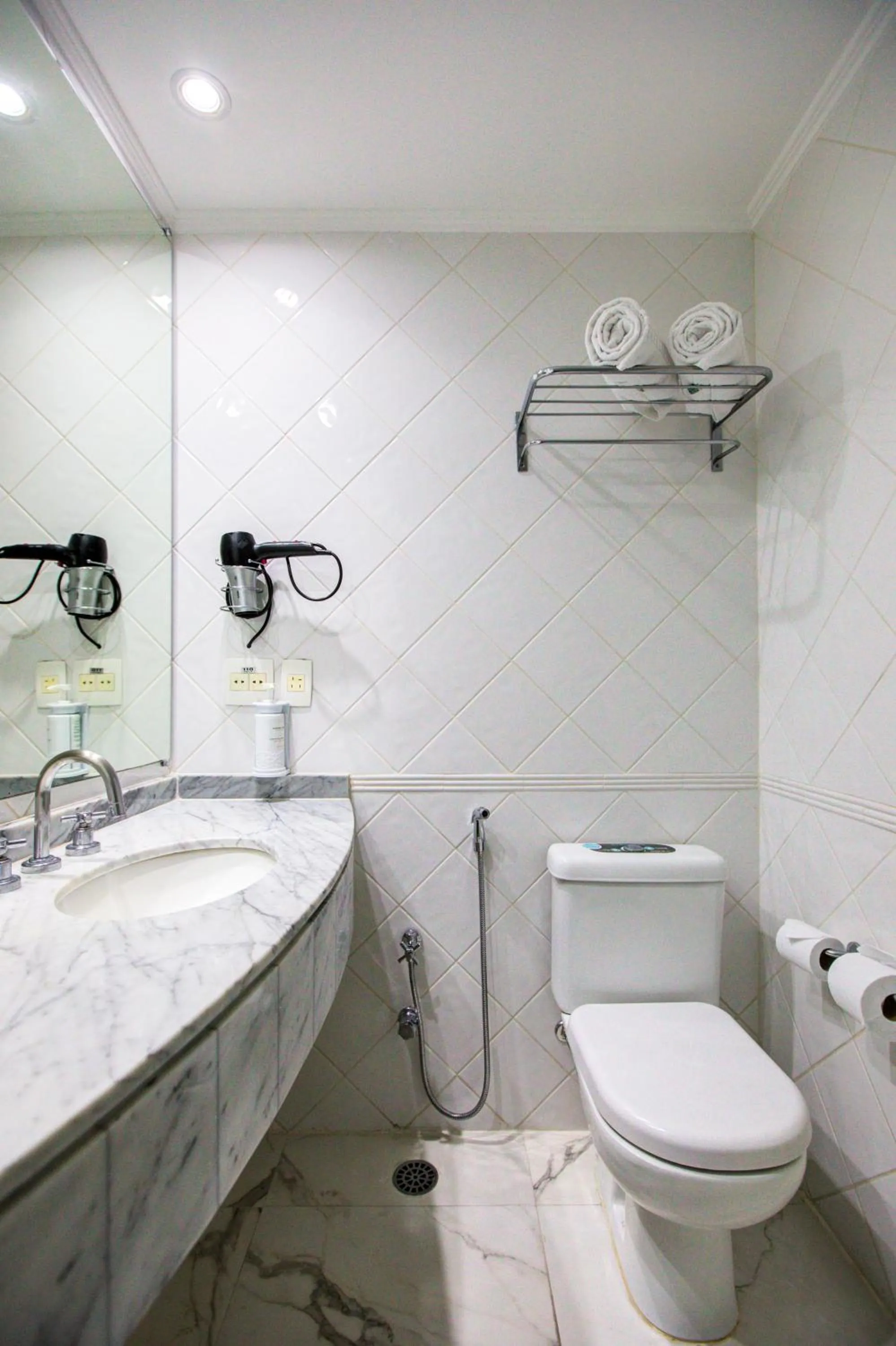 Bathroom in Quality Suítes Oscar Freire