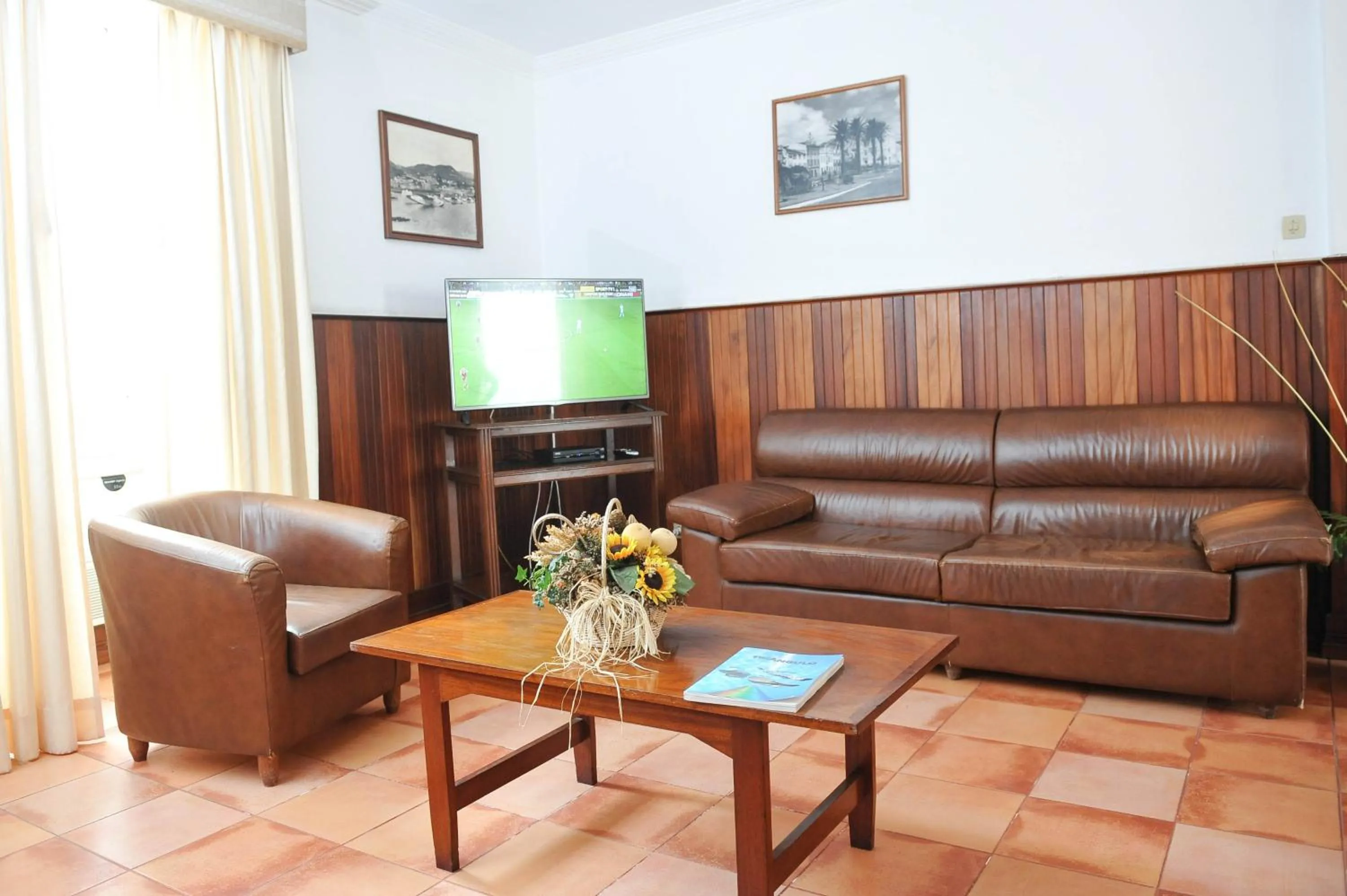Communal lounge/ TV room in Hotel São Francisco