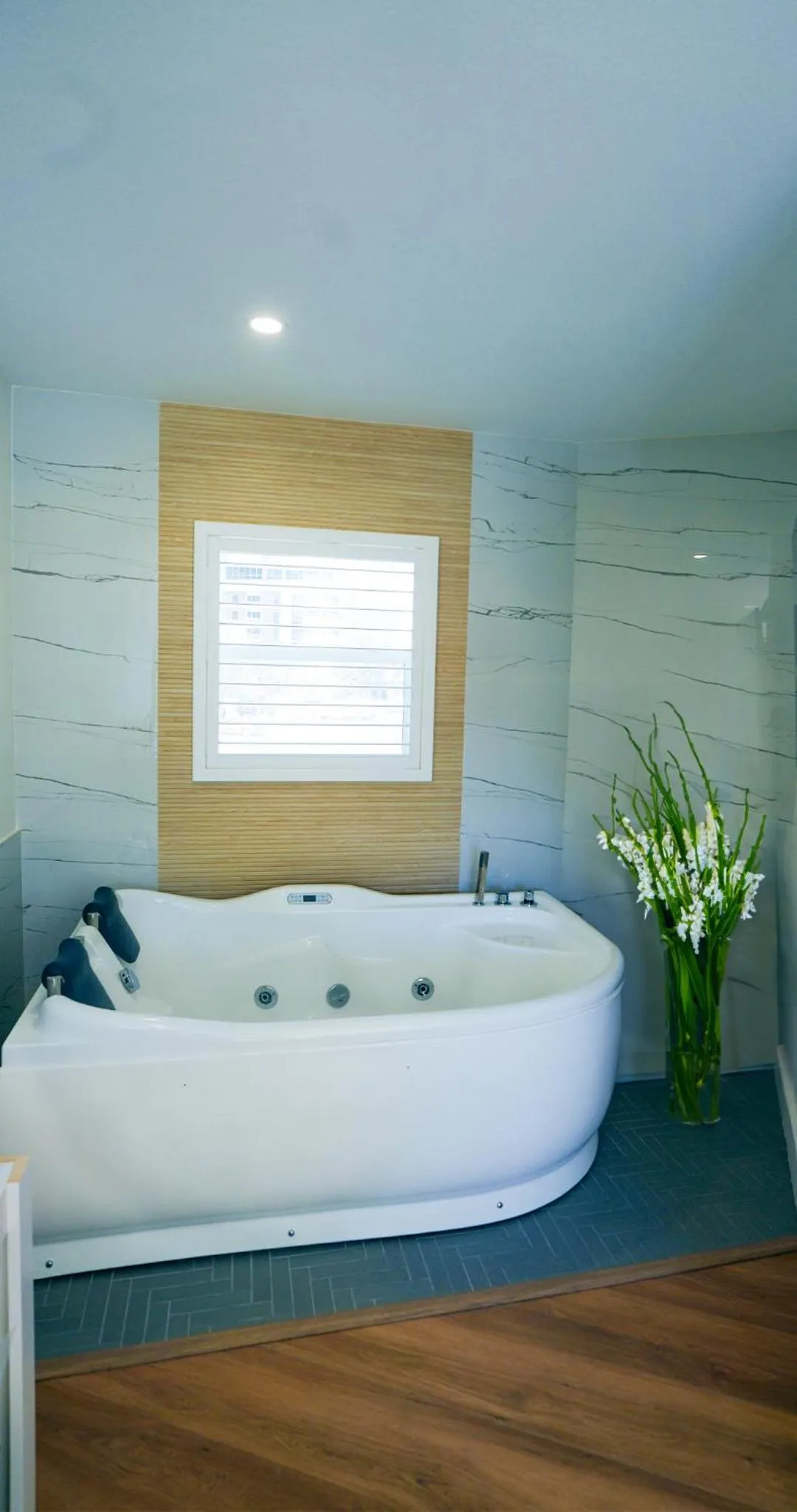 Hot Tub in Ivory Sands Beach Suites