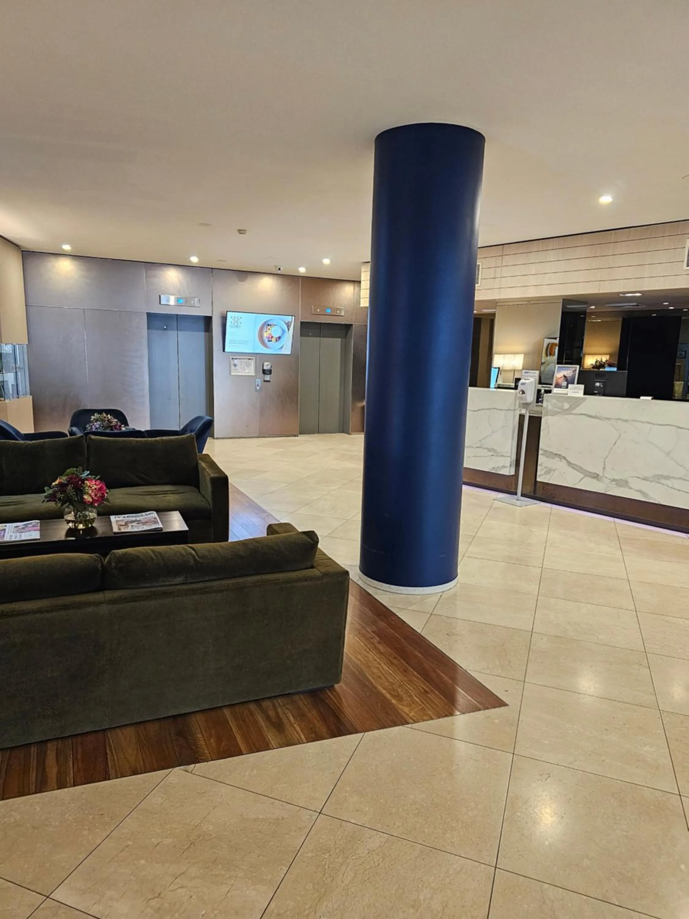 Lobby or reception in Novotel Sydney West HQ