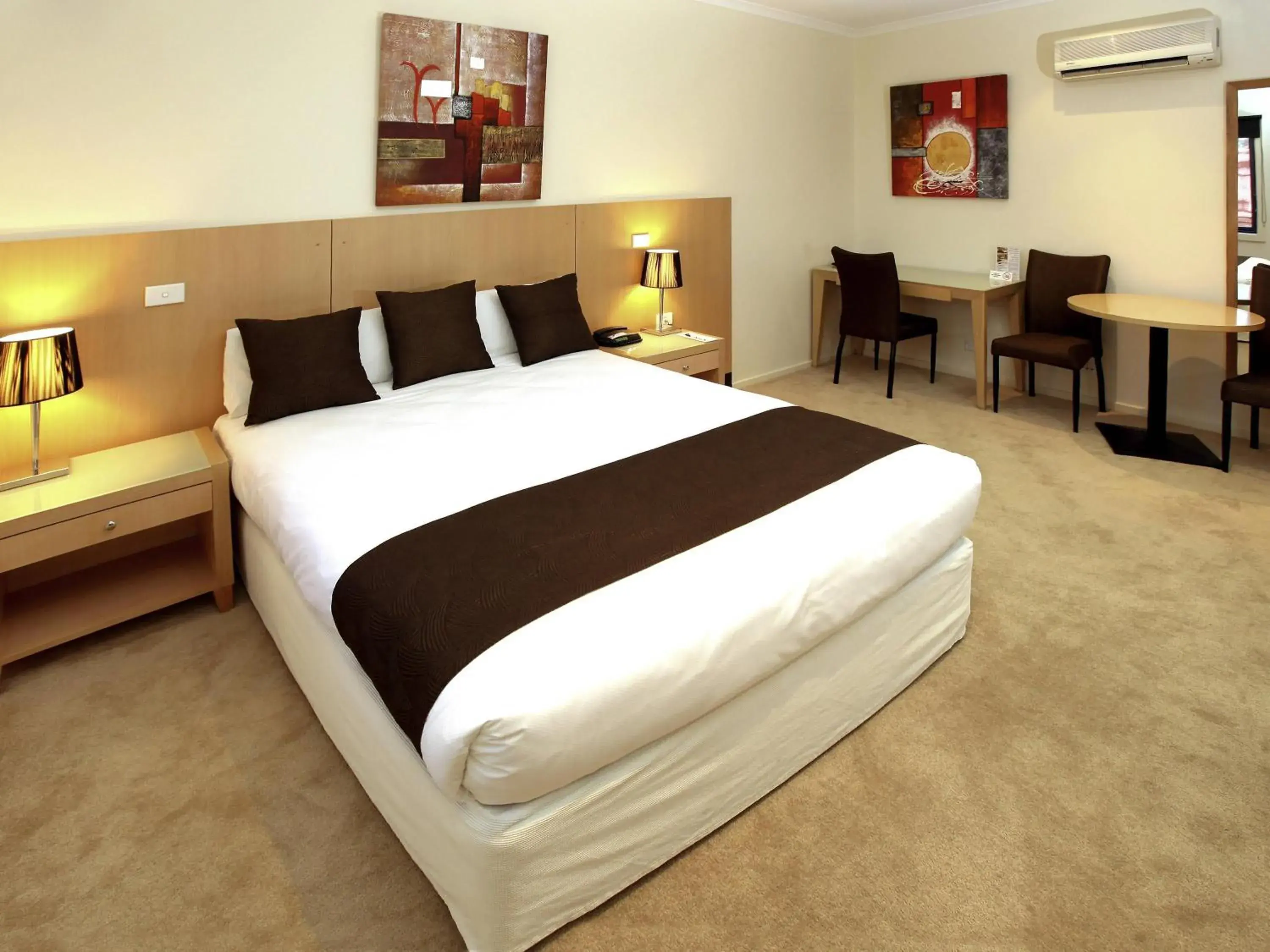 Superior King Room with Spa Bath in Mercure Hotel Mildura Superior King Room with Spa Bath in Mercure Hotel Mildura