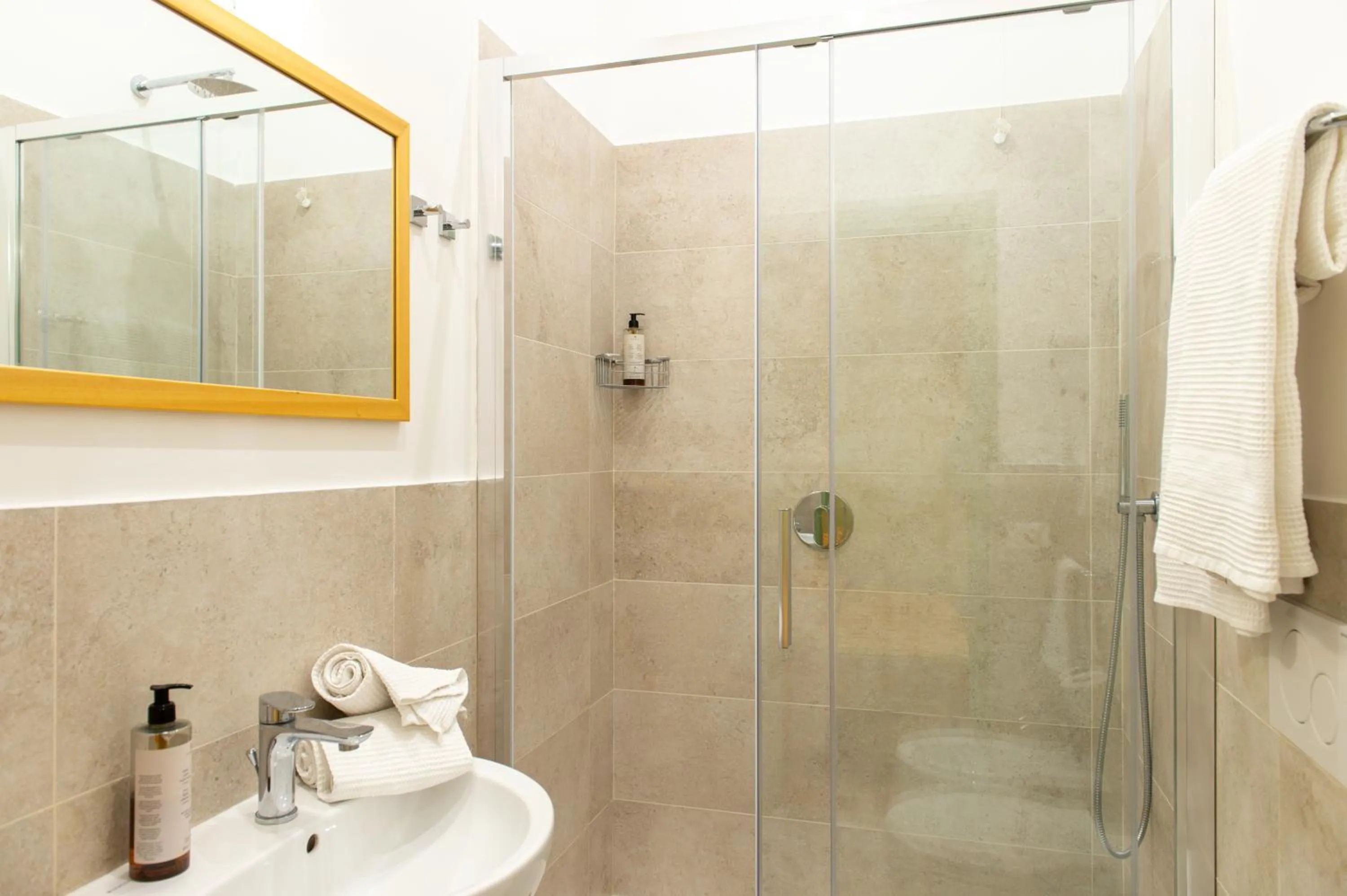 Shower in Hotel Minerva