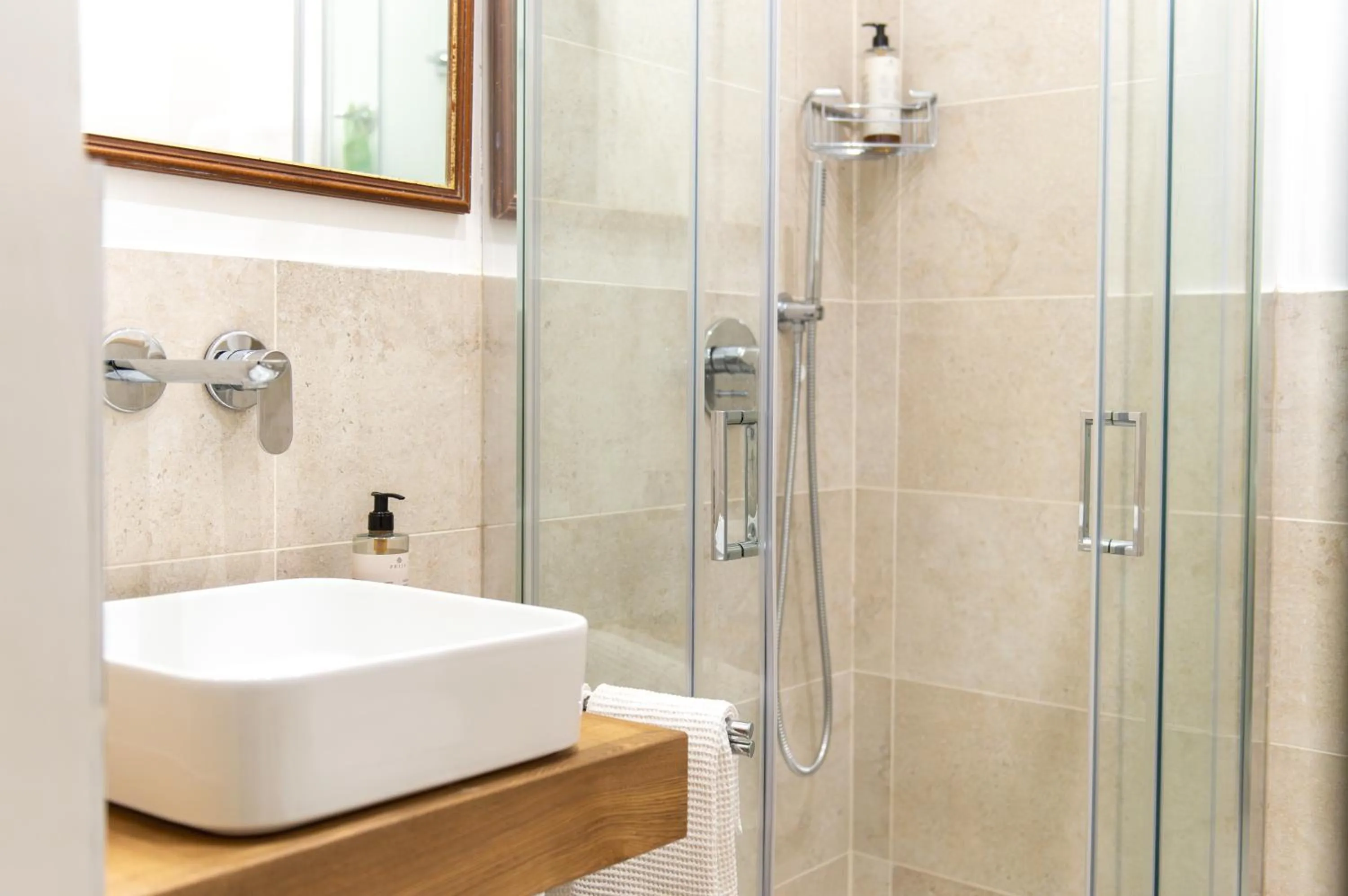 Shower in Hotel Minerva