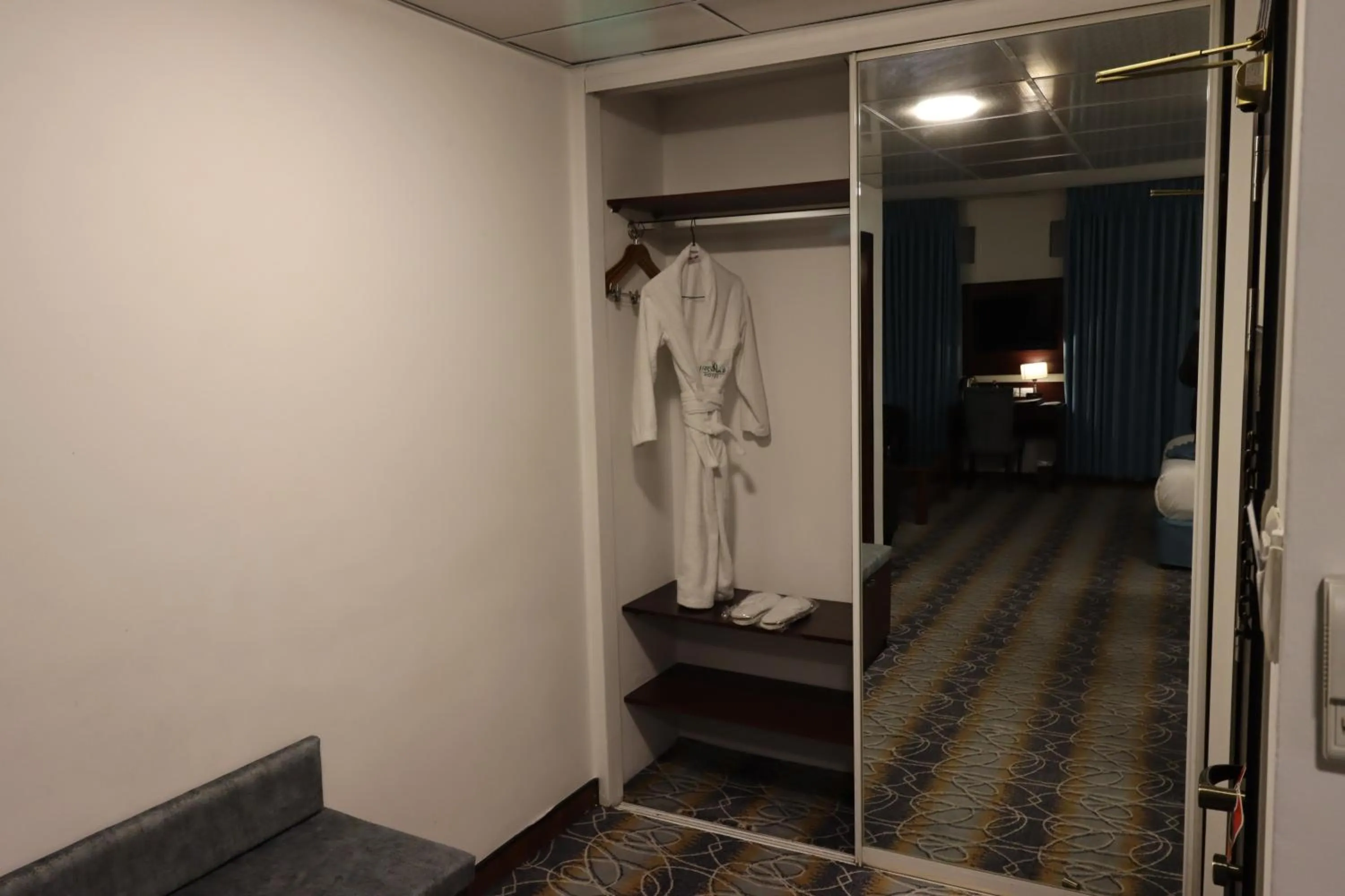 wardrobe in Larsa Hotel