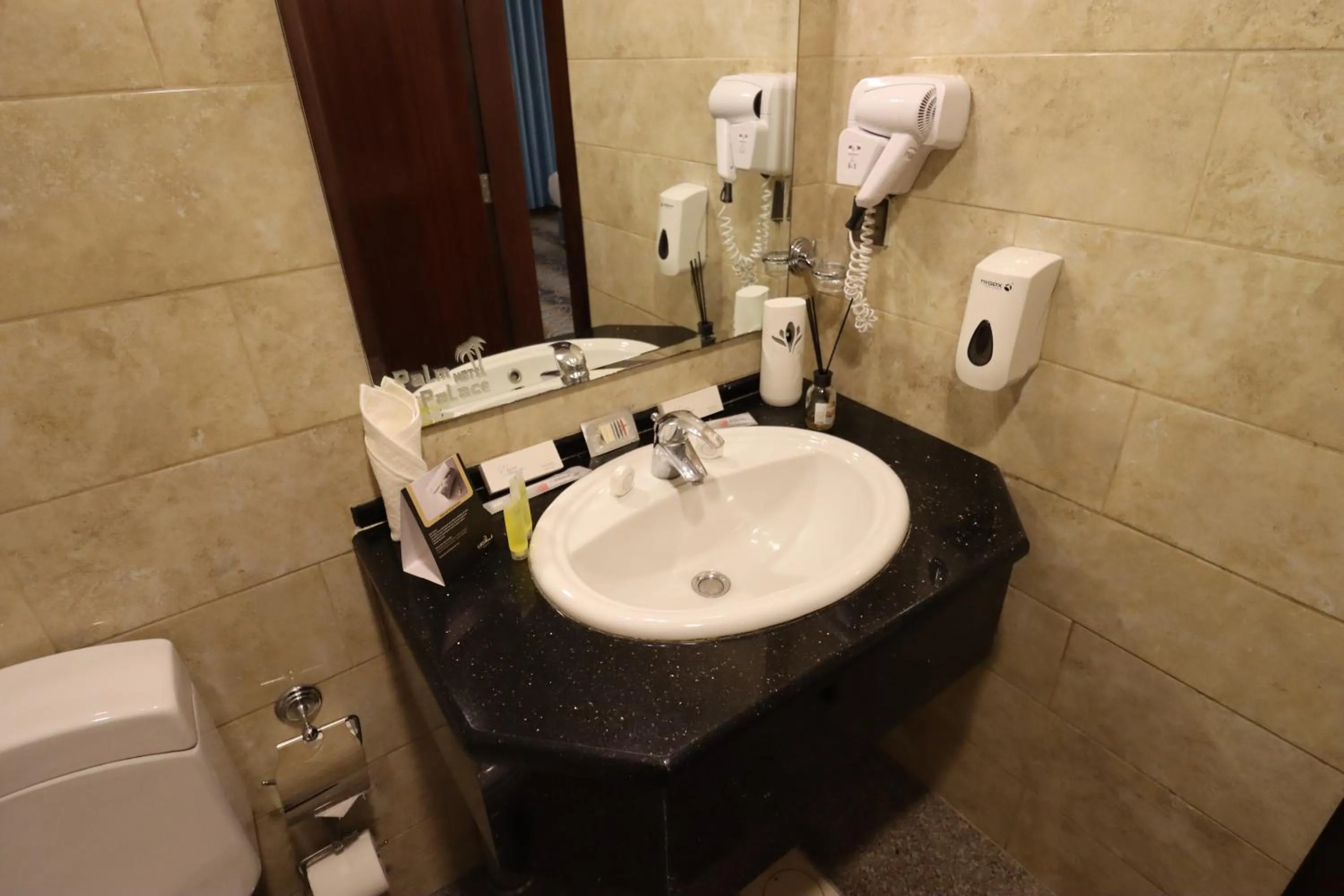 Toilet in Larsa Hotel