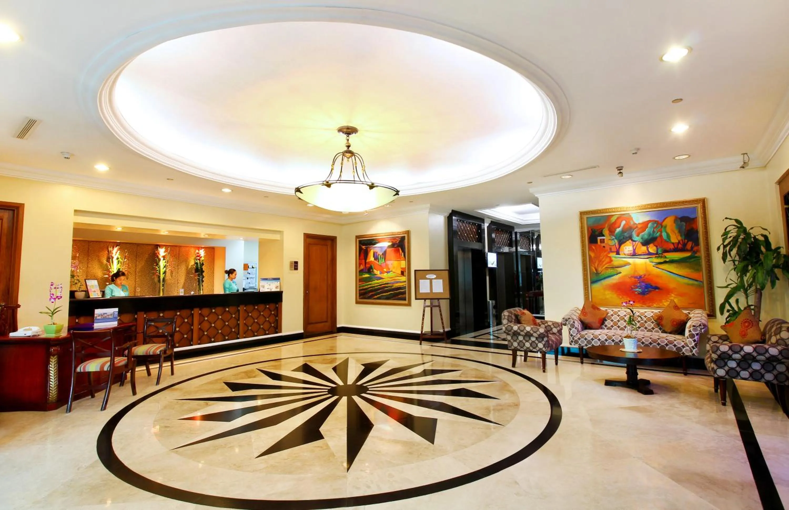 Lobby or reception, Lounge/Bar in Oxford Suites Makati