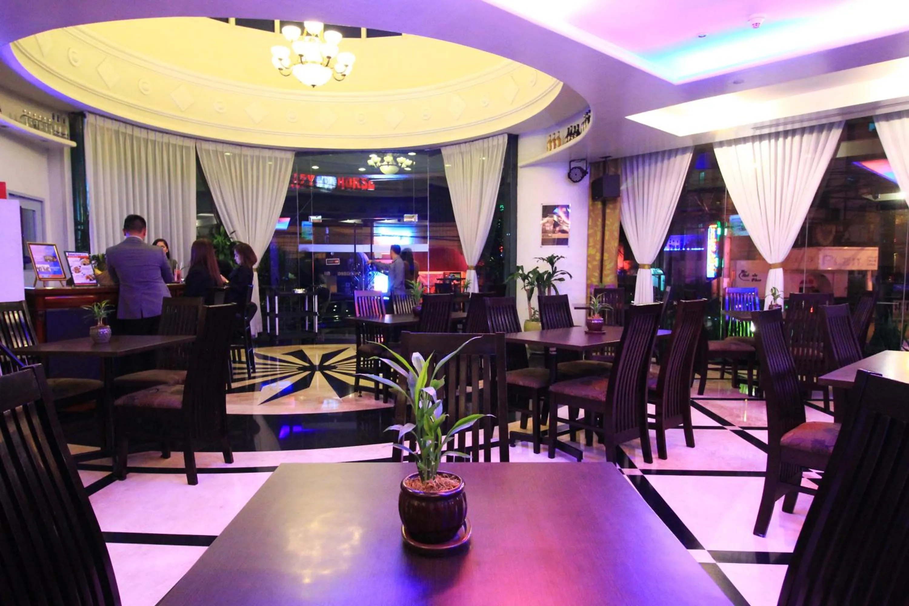 Lounge or bar, Restaurant/Places to Eat in Oxford Suites Makati