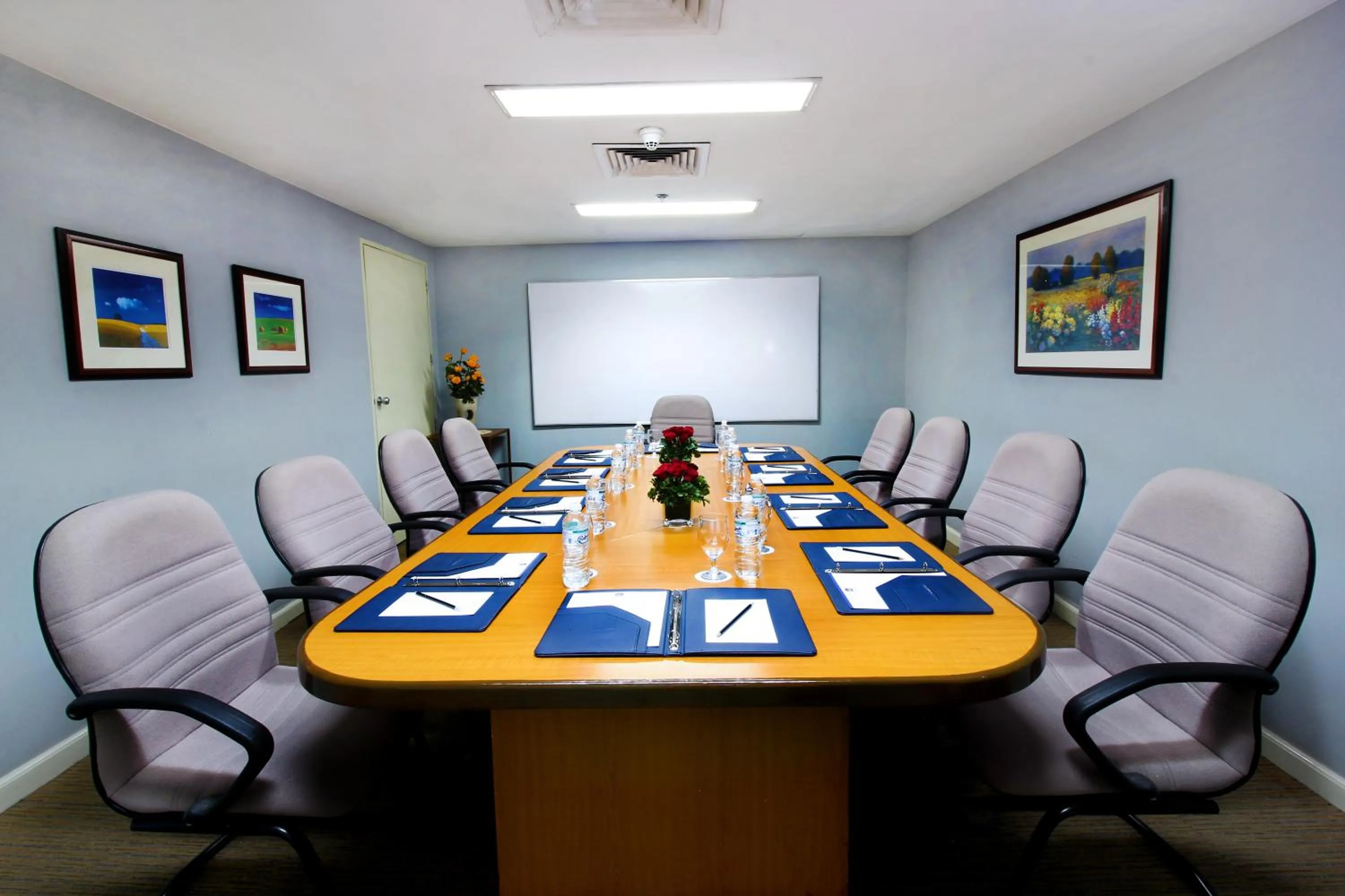 Meeting/conference room, Business Area/Conference Room in Oxford Suites Makati