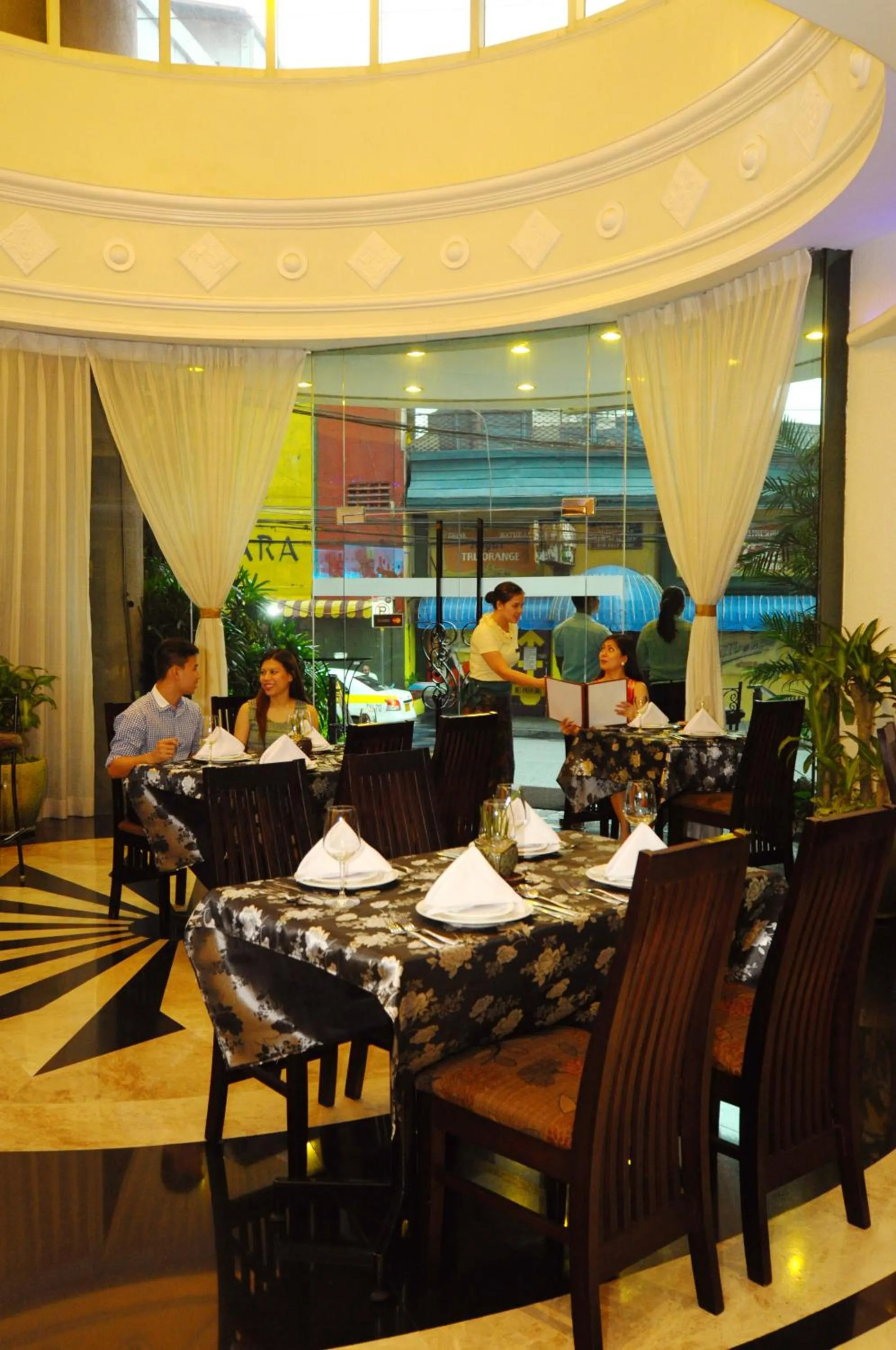 Restaurant/Places to Eat in Oxford Suites Makati