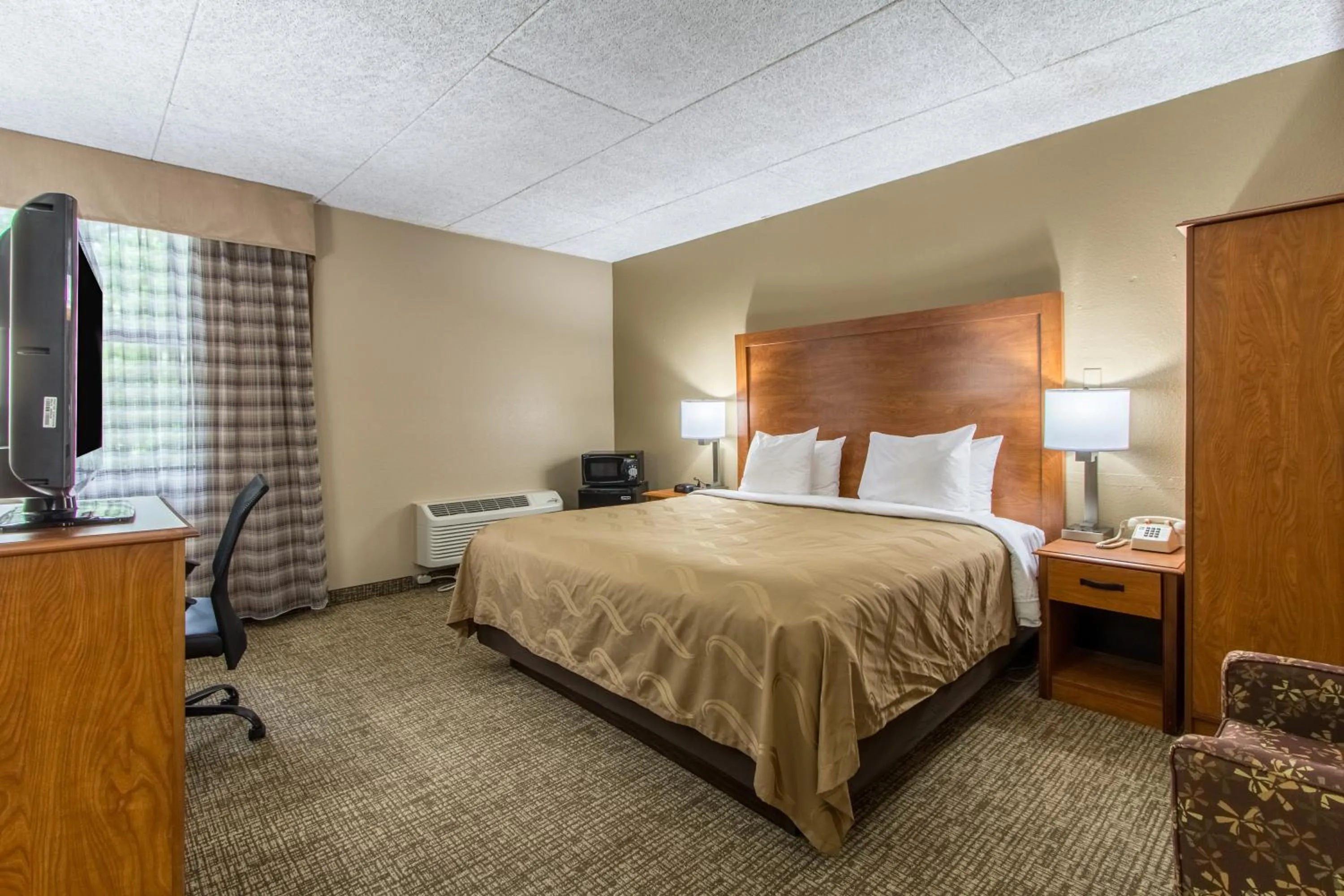 Photo of the whole room, Bed in GreenRidge Hotel