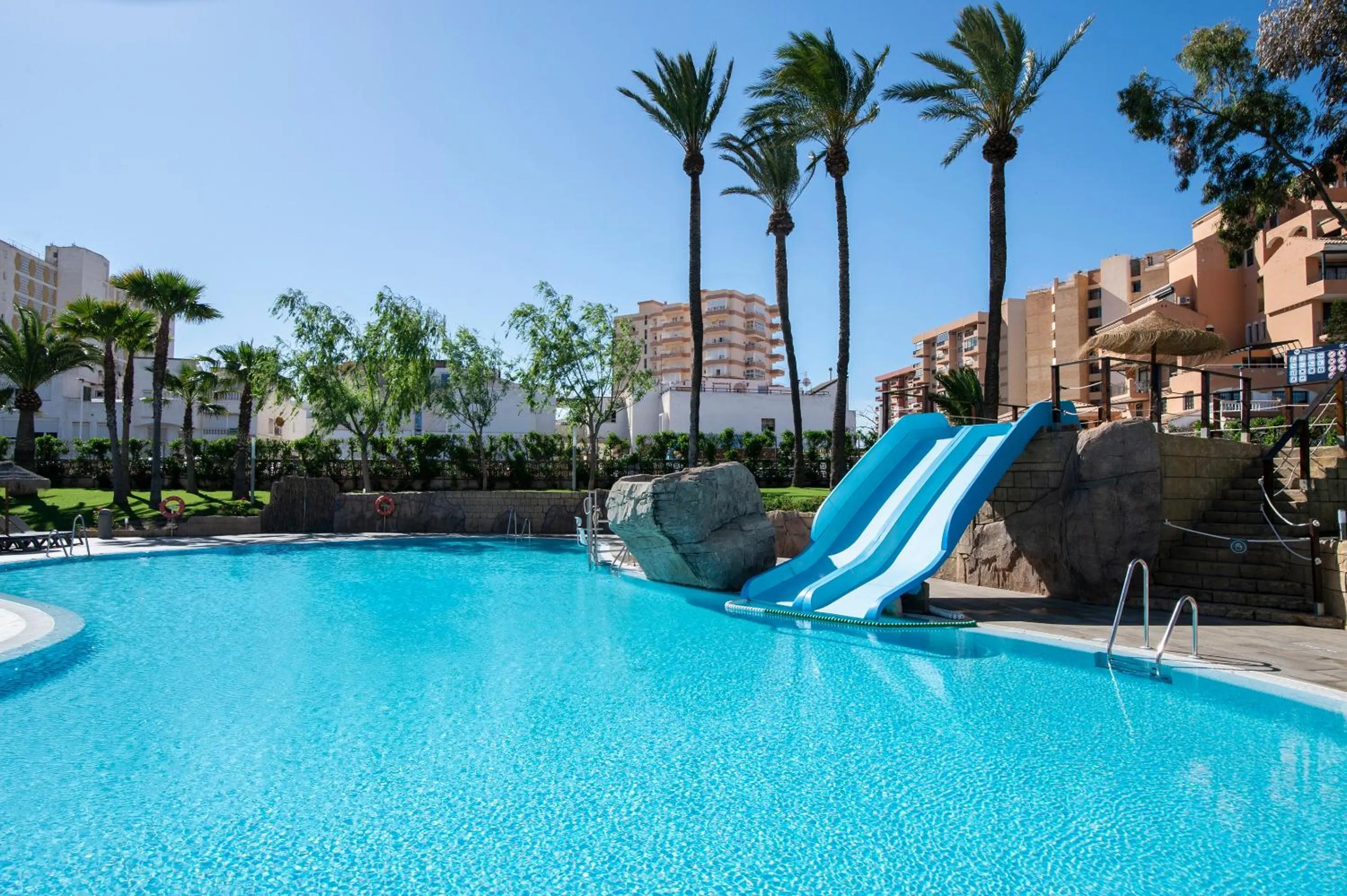 Swimming pool in Hotel Roquetas El Palmeral by Pierre & Vacances