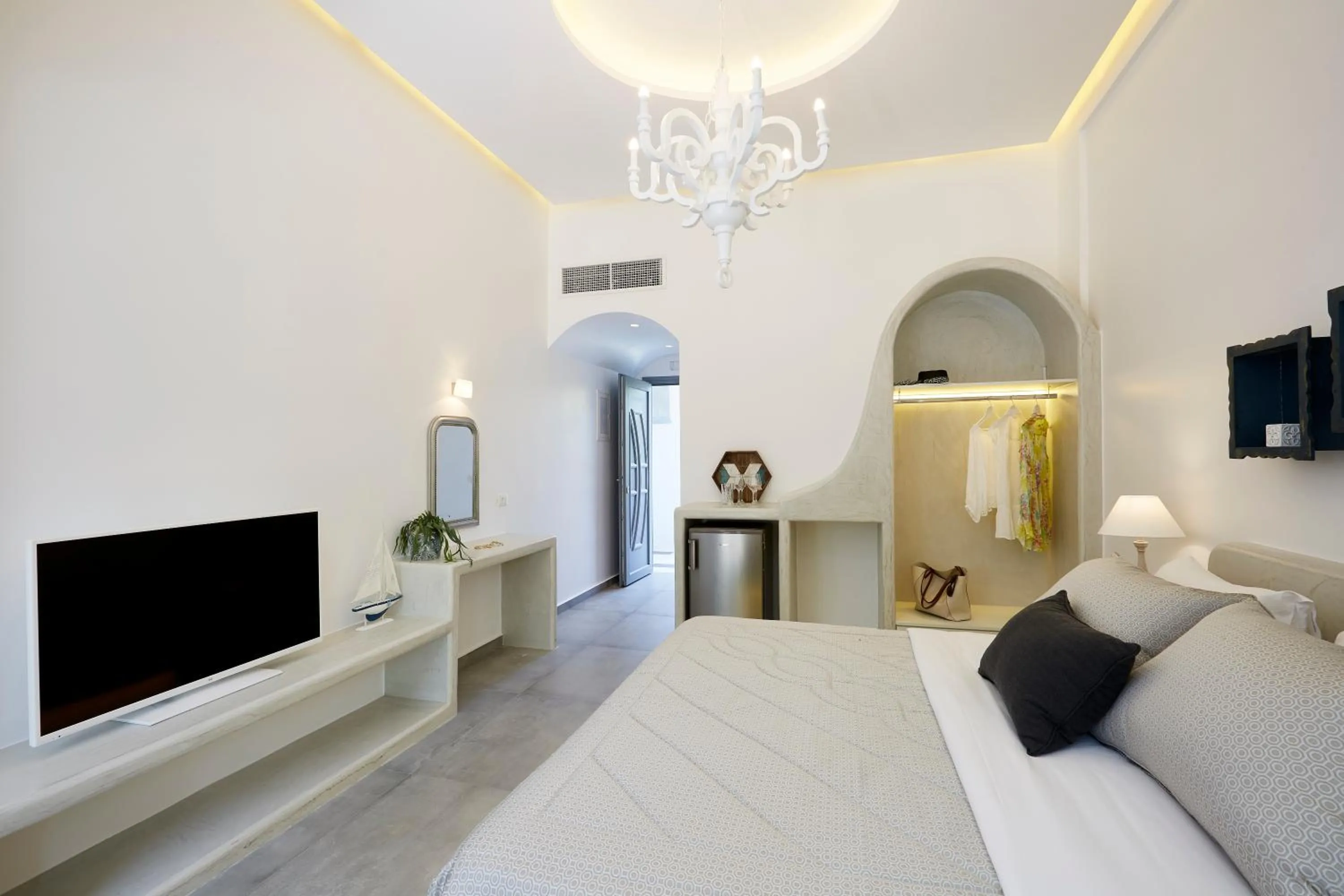 Photo of the whole room, Bed in Amara Suites Santorini