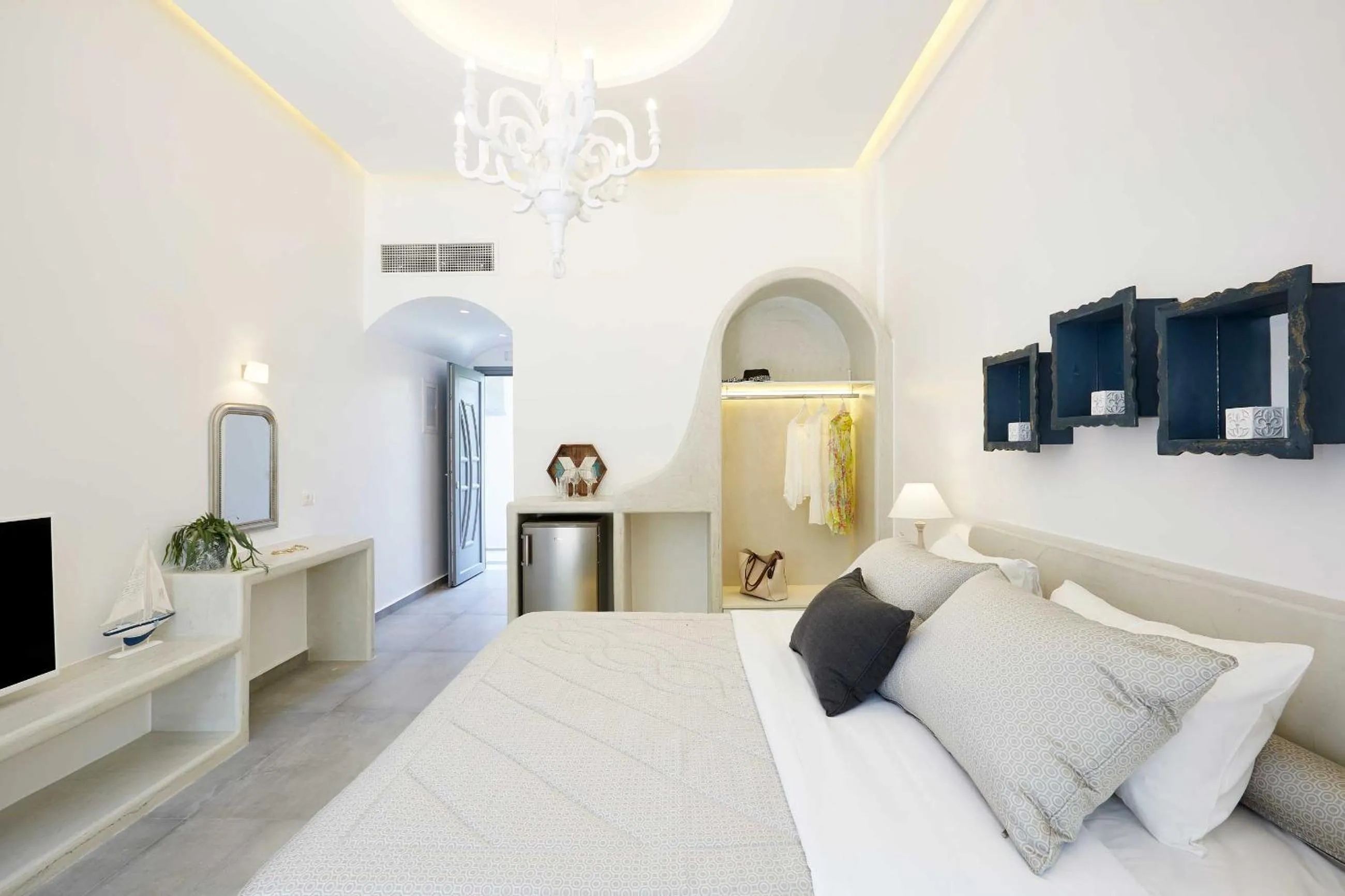 Photo of the whole room, Bed in Amara Suites Santorini