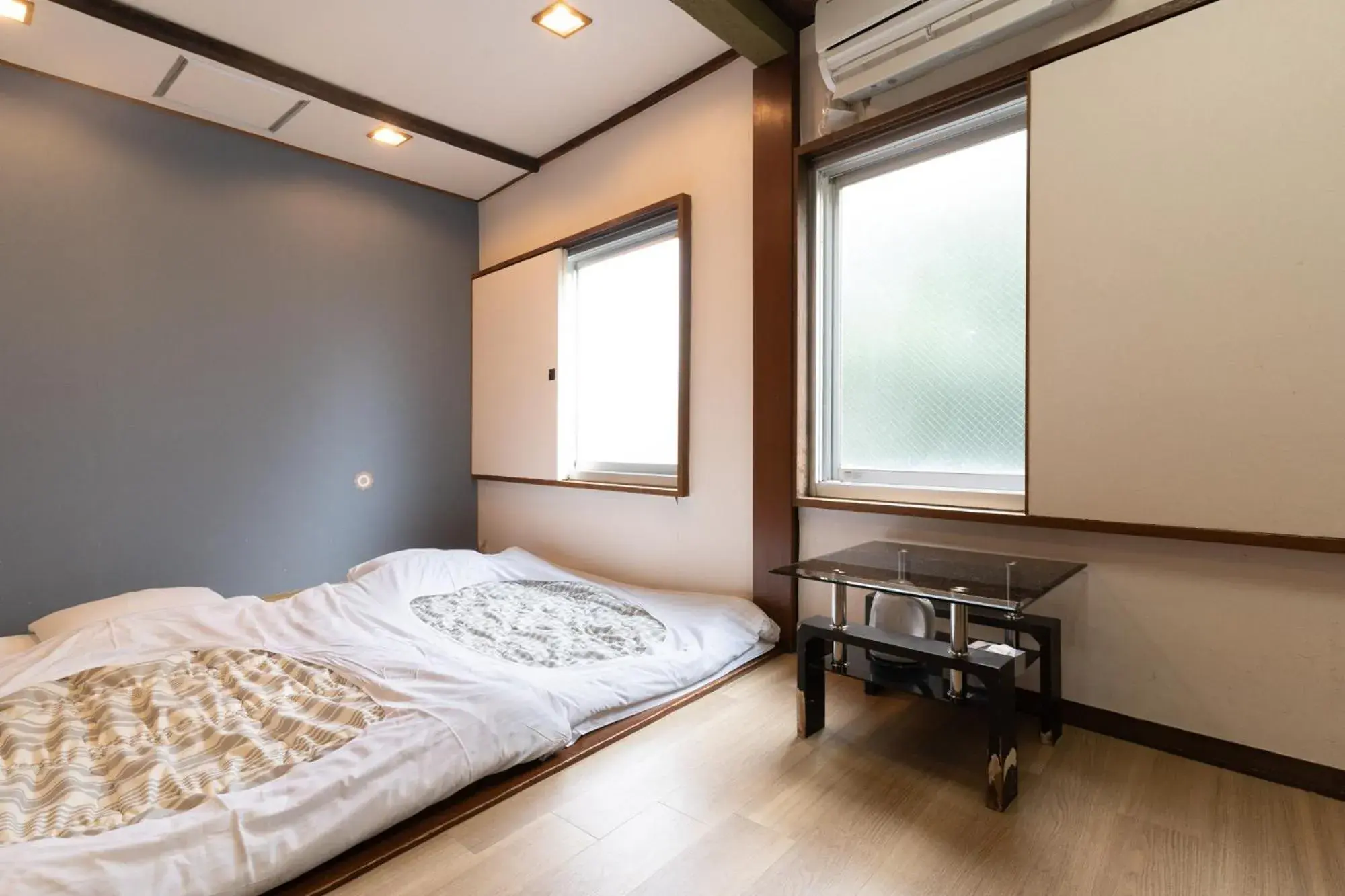 Twin Room with Private Bathroom in Tokyo Guest House Ouji Music Lounge Twin Room with Private Bathroom in Tokyo Guest House Ouji Music Lounge