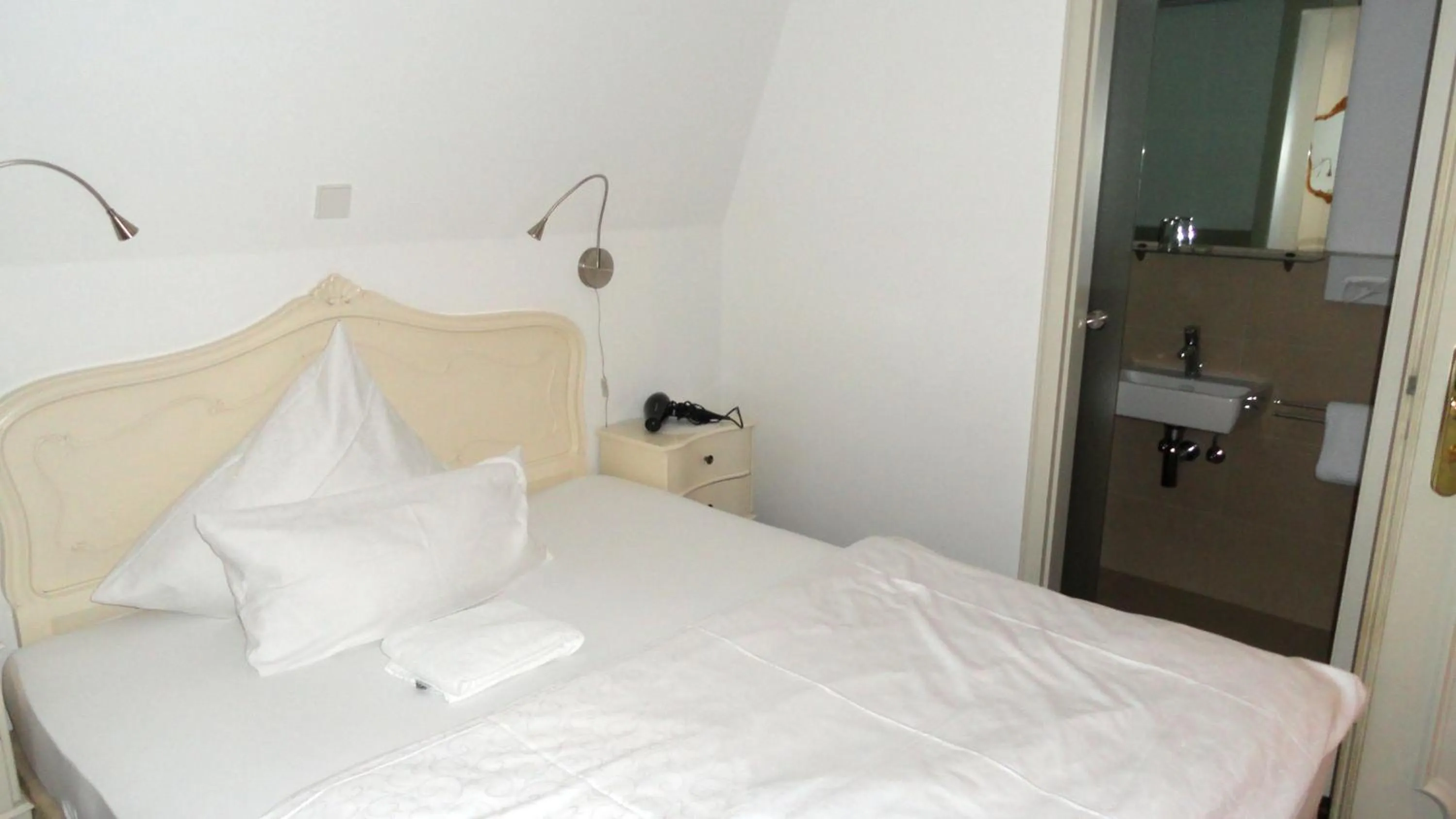 Photo of the whole room in Hotel Einhorn