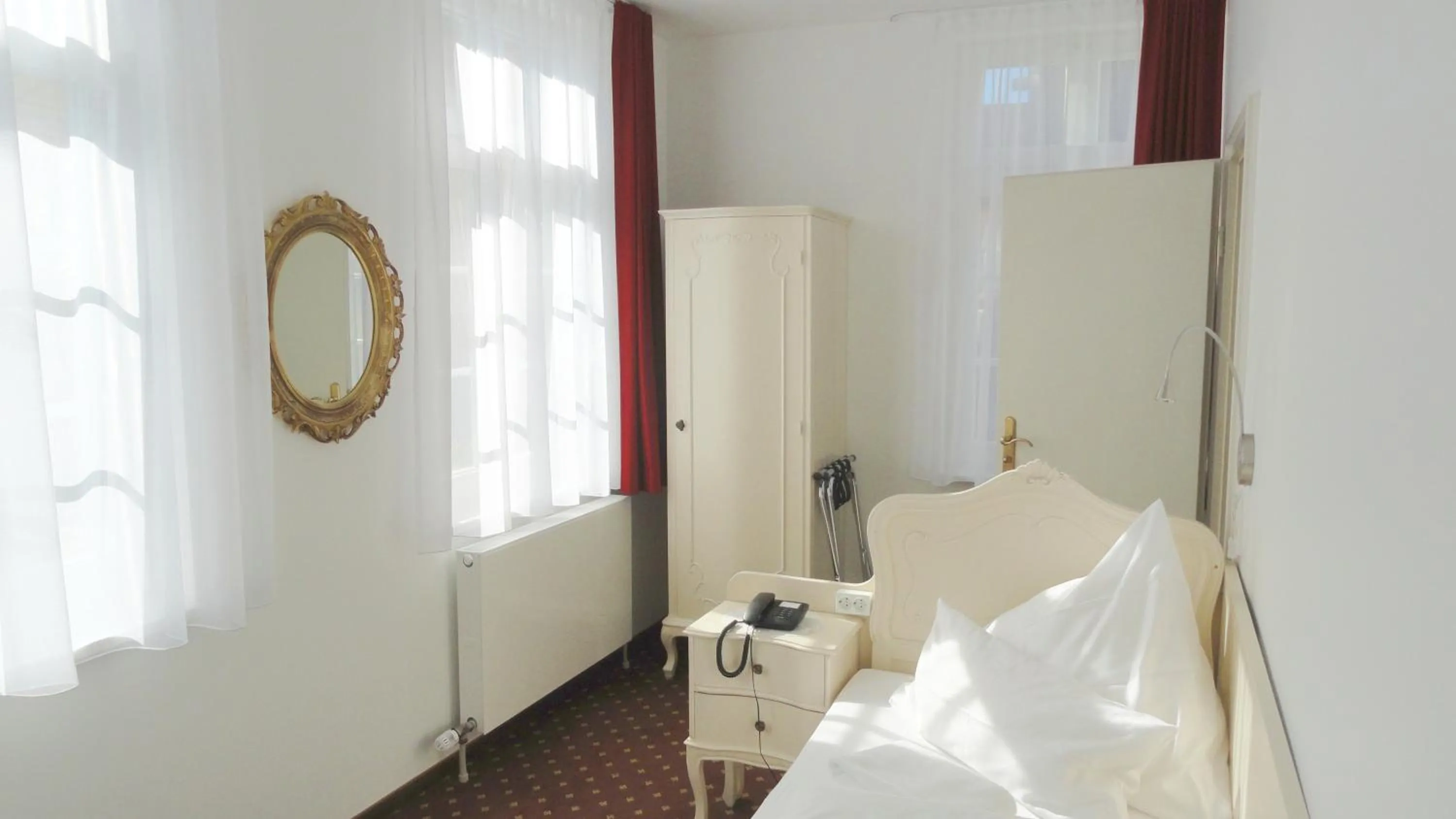 Photo of the whole room in Hotel Einhorn