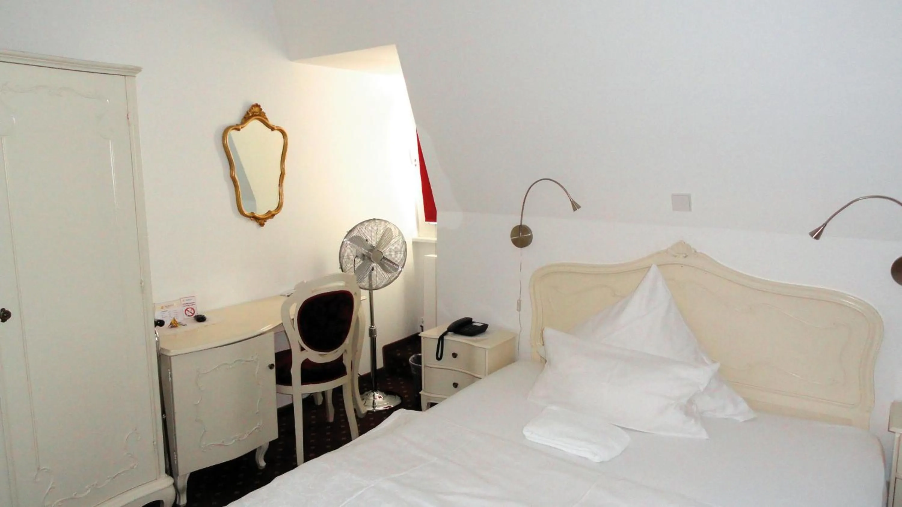 Photo of the whole room in Hotel Einhorn