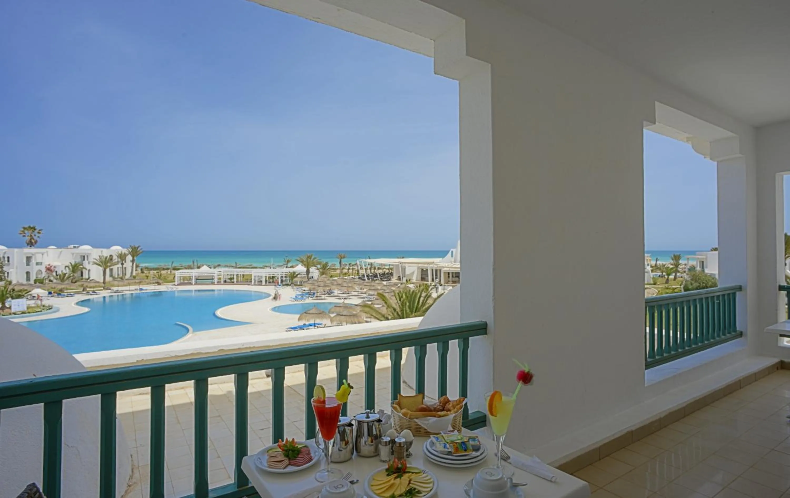 Swimming pool in Vincci Helios Beach