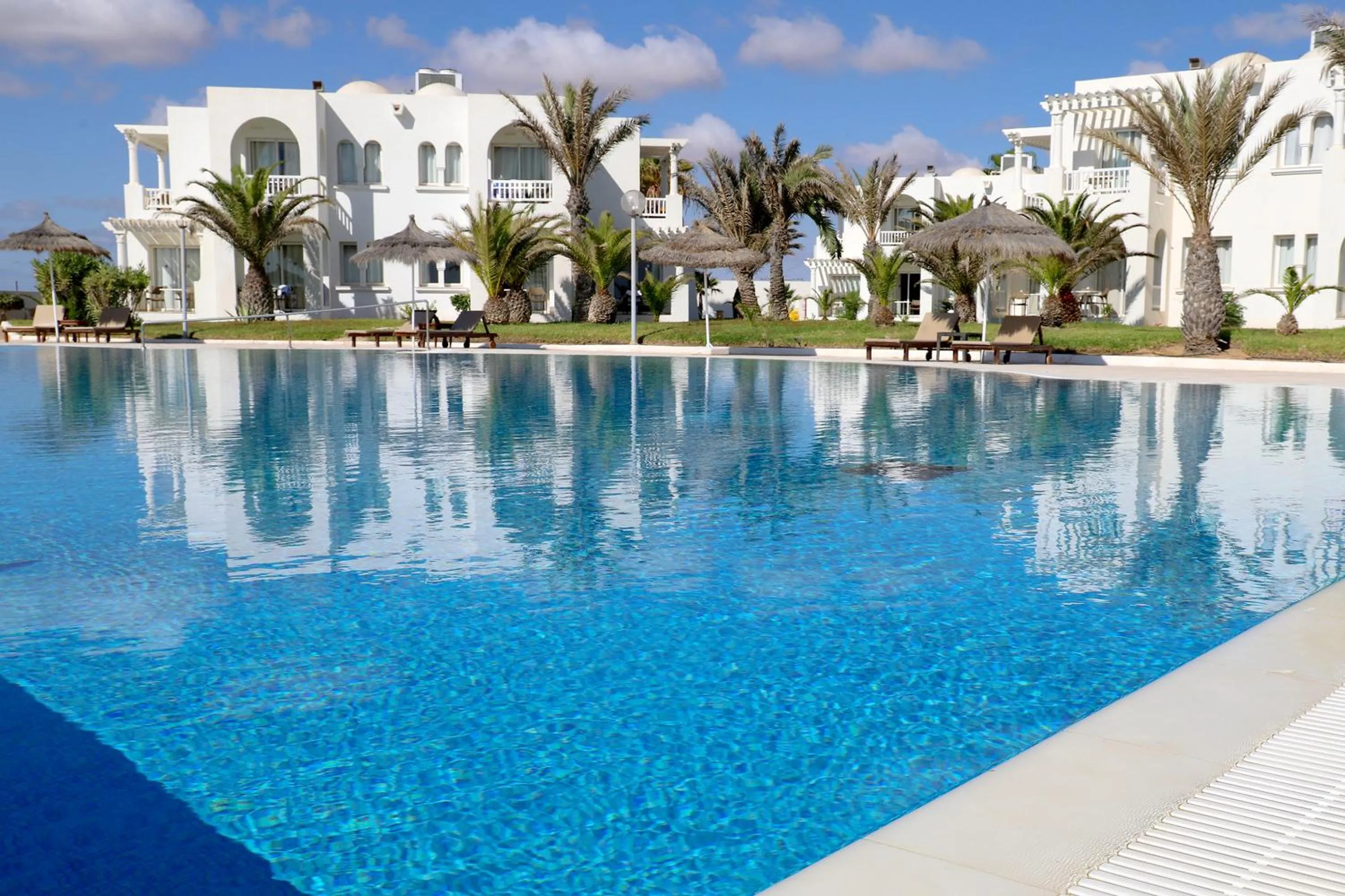 Swimming pool in Vincci Helios Beach