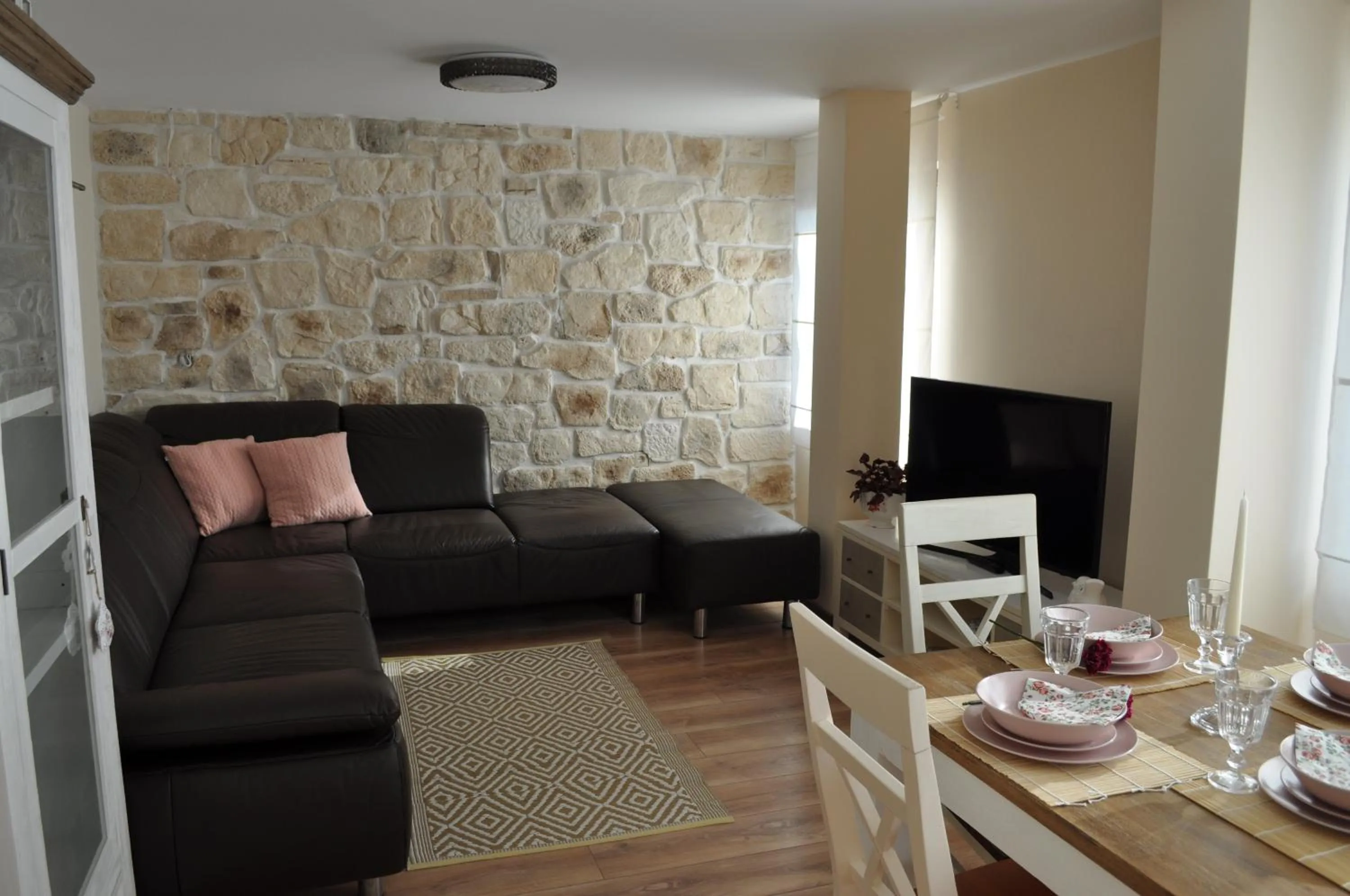 Photo of the whole room in Villa Elea