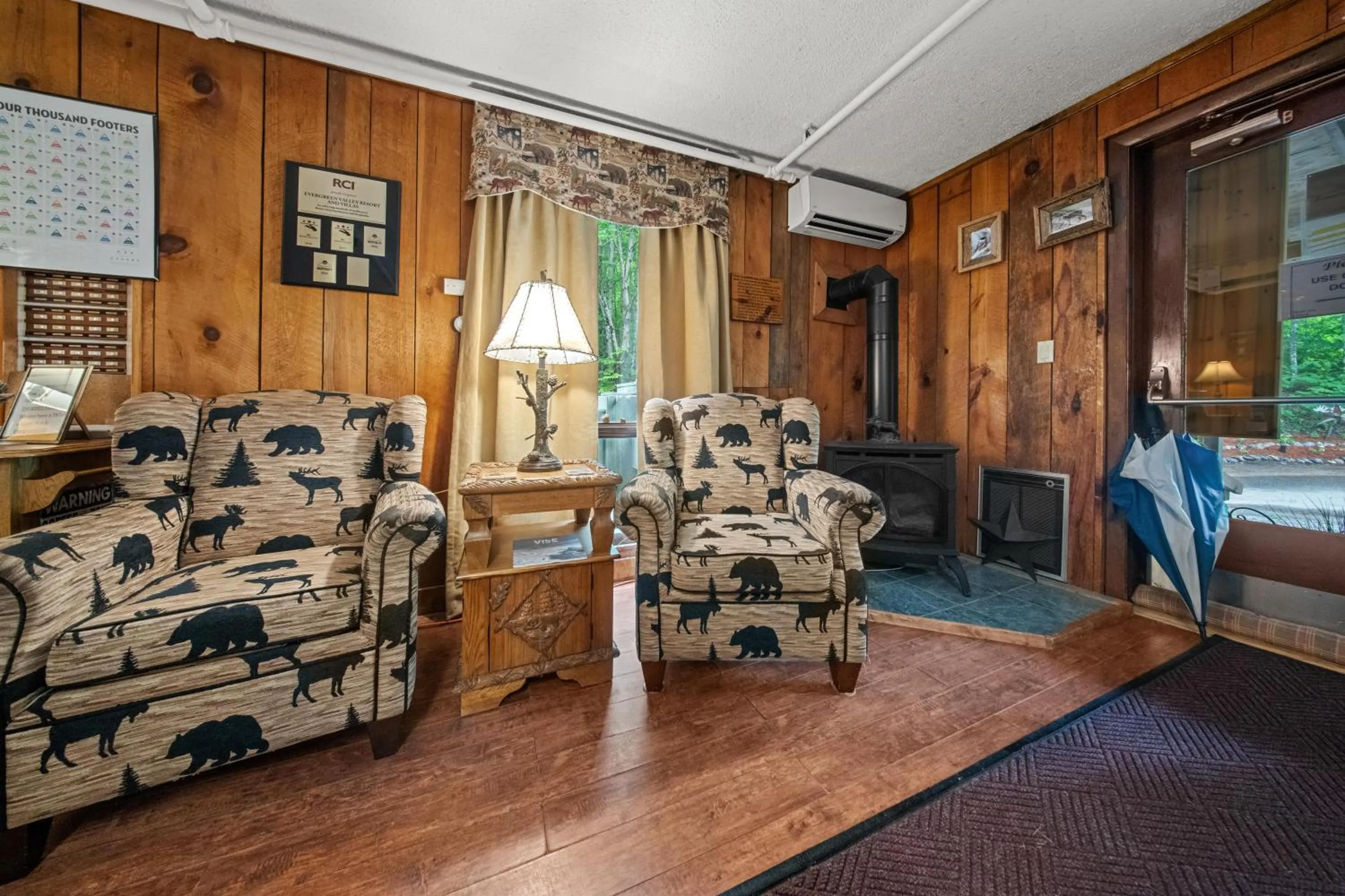 Lobby or reception in Evergreen Valley Inn