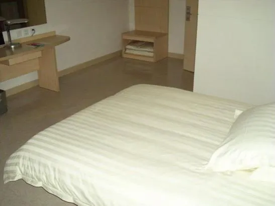 Bed in Jinjiang Inn - Nanjing Train Station 1