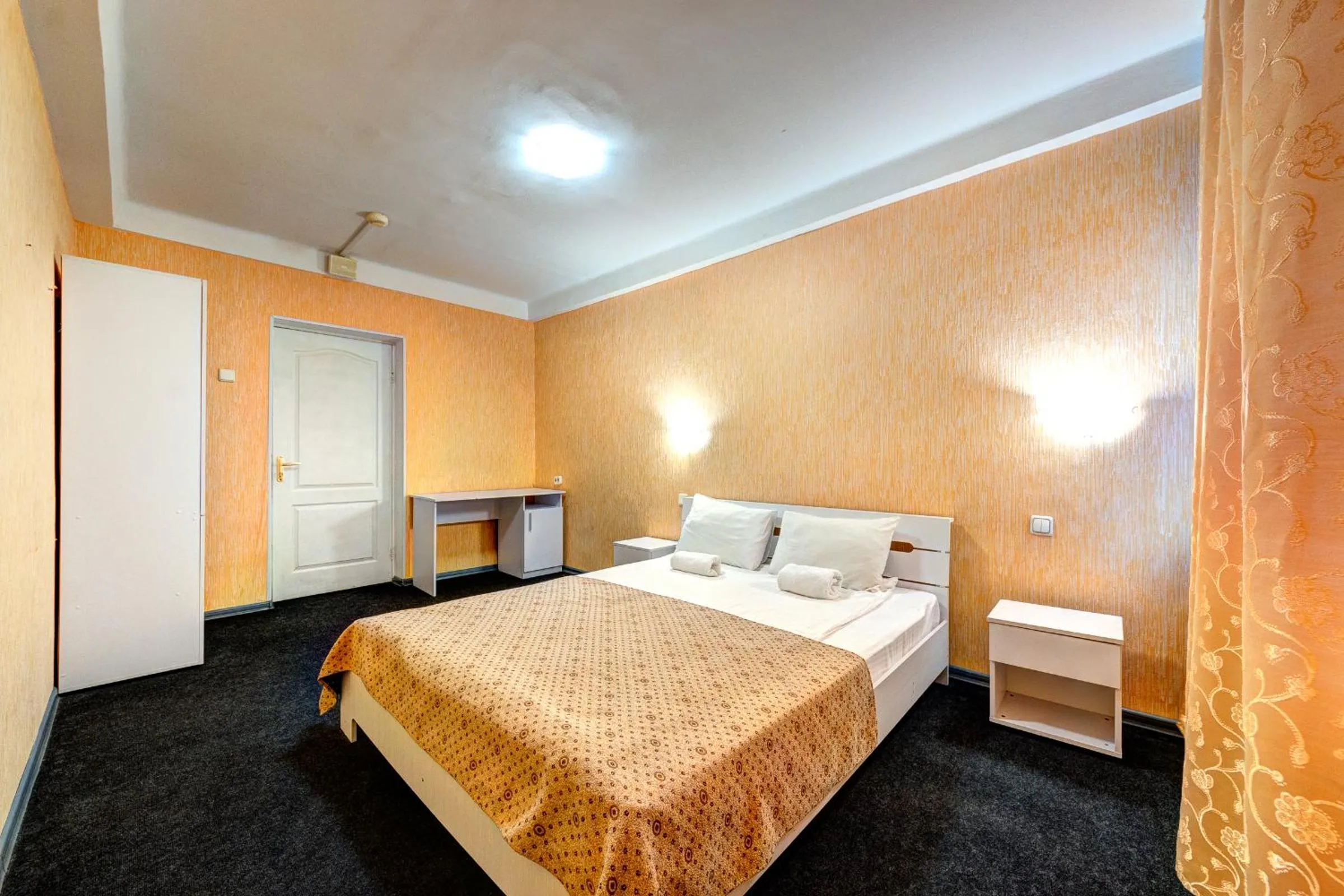 Photo of the whole room, Bed in Holosiyvsky Hotel