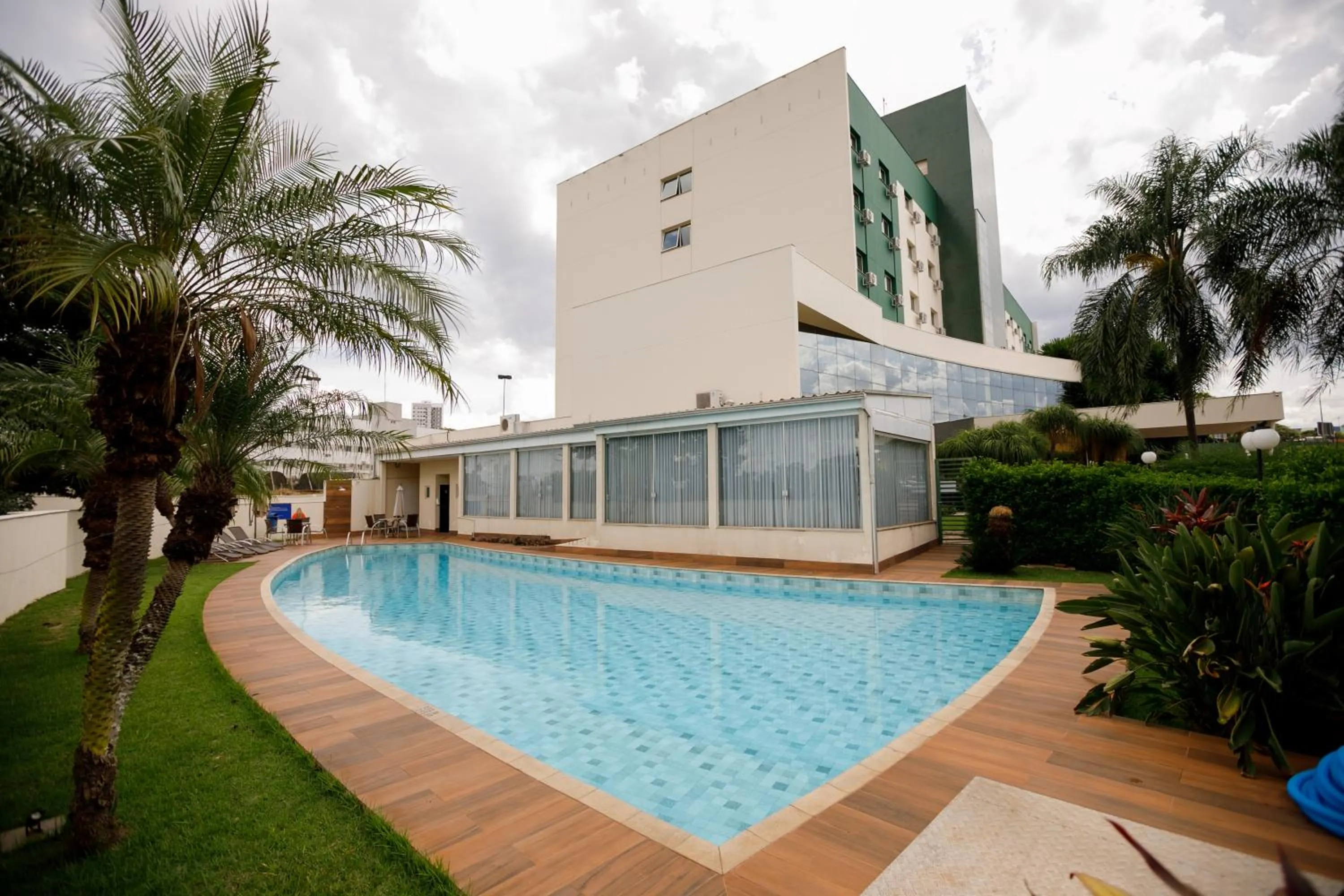 Swimming pool in Comfort Suites Londrina