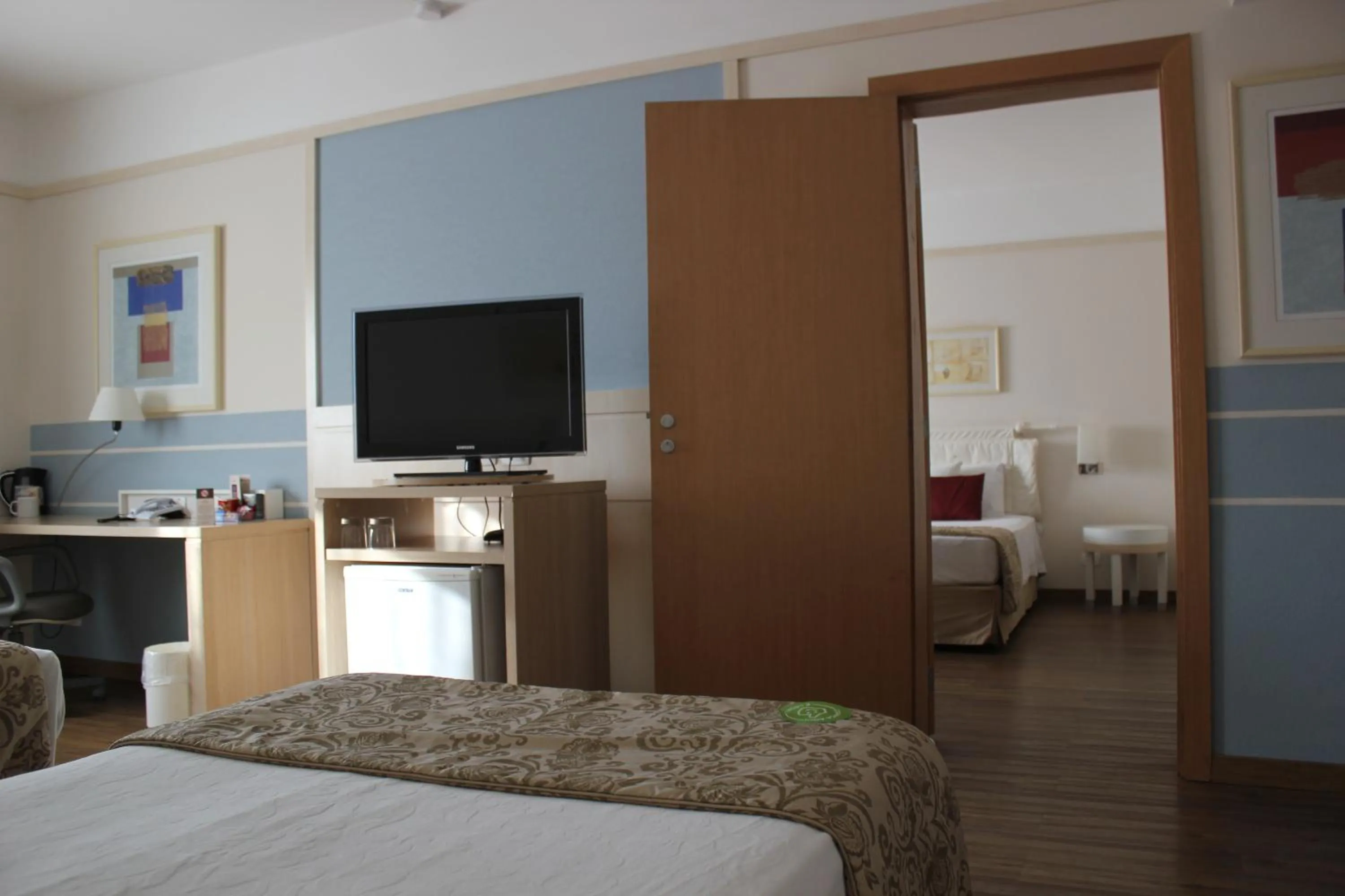 Photo of the whole room, Bed in Comfort Suites Londrina